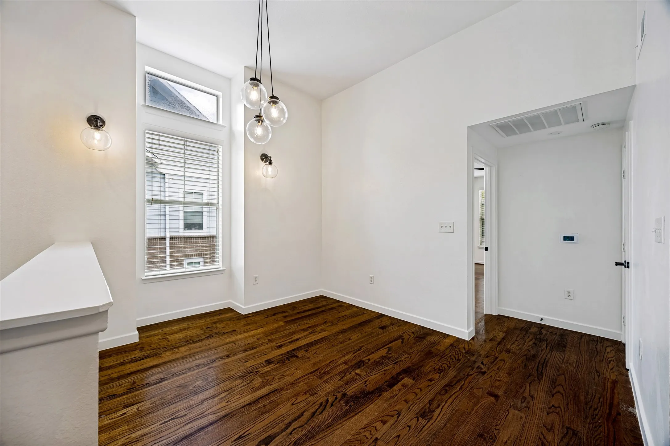 Townhouse For Sale in Dallas County , 1852 Summit Avenue, Dallas, Texas 75206, 2 Bedroom, 3 Bathroom, 2 Garage spaces, 1,454 Sqft, built in 2005, mls#21371572, Real Estate Agent in Dallas, Homes For Sale in Dallas county, Homes For Sale in Dallas, Realtor in Dallas Texas, Real Estate Brokerage Independent Realty Texas, Luminita Cordes Realtor