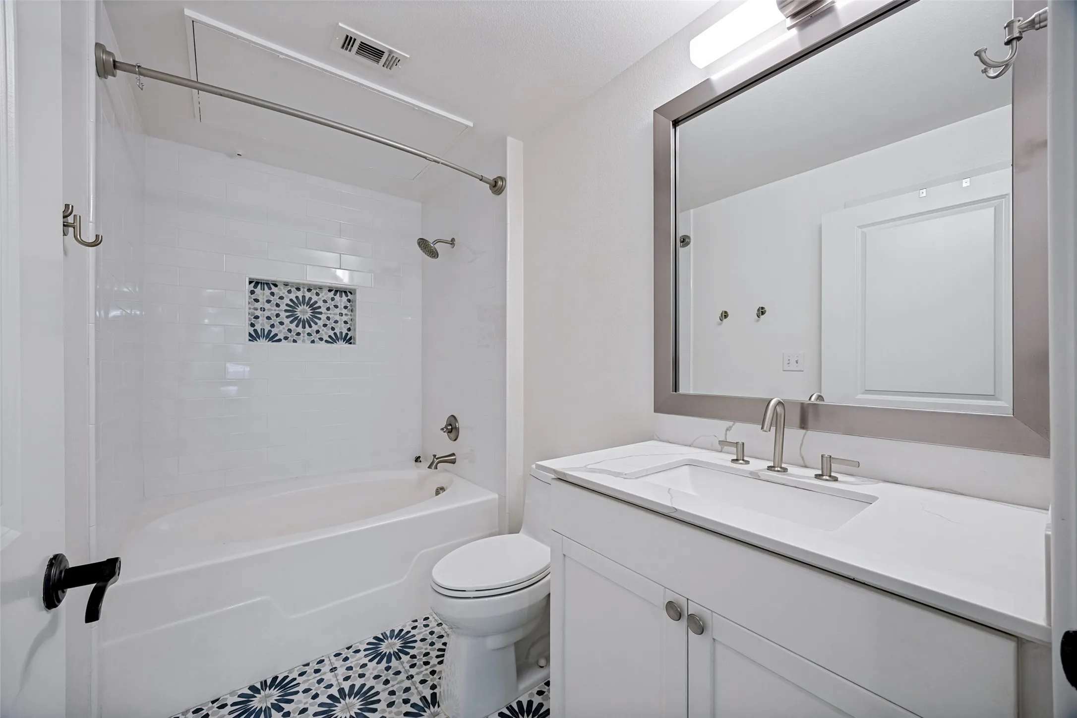 Townhouse For Sale in Dallas County , 1852 Summit Avenue, Dallas, Texas 75206, 2 Bedroom, 3 Bathroom, 2 Garage spaces, 1,454 Sqft, built in 2005, mls#21371572, Real Estate Agent in Dallas, Homes For Sale in Dallas county, Homes For Sale in Dallas, Realtor in Dallas Texas, Real Estate Brokerage Independent Realty Texas, Luminita Cordes Realtor