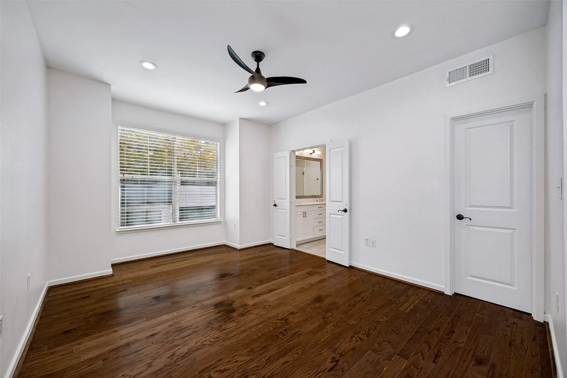 Townhouse For Sale in Dallas County , 1852 Summit Avenue, Dallas, Texas 75206, 2 Bedroom, 3 Bathroom, 2 Garage spaces, 1,454 Sqft, built in 2005, mls#21371572, Real Estate Agent in Dallas, Homes For Sale in Dallas county, Homes For Sale in Dallas, Realtor in Dallas Texas, Real Estate Brokerage Independent Realty Texas, Luminita Cordes Realtor
