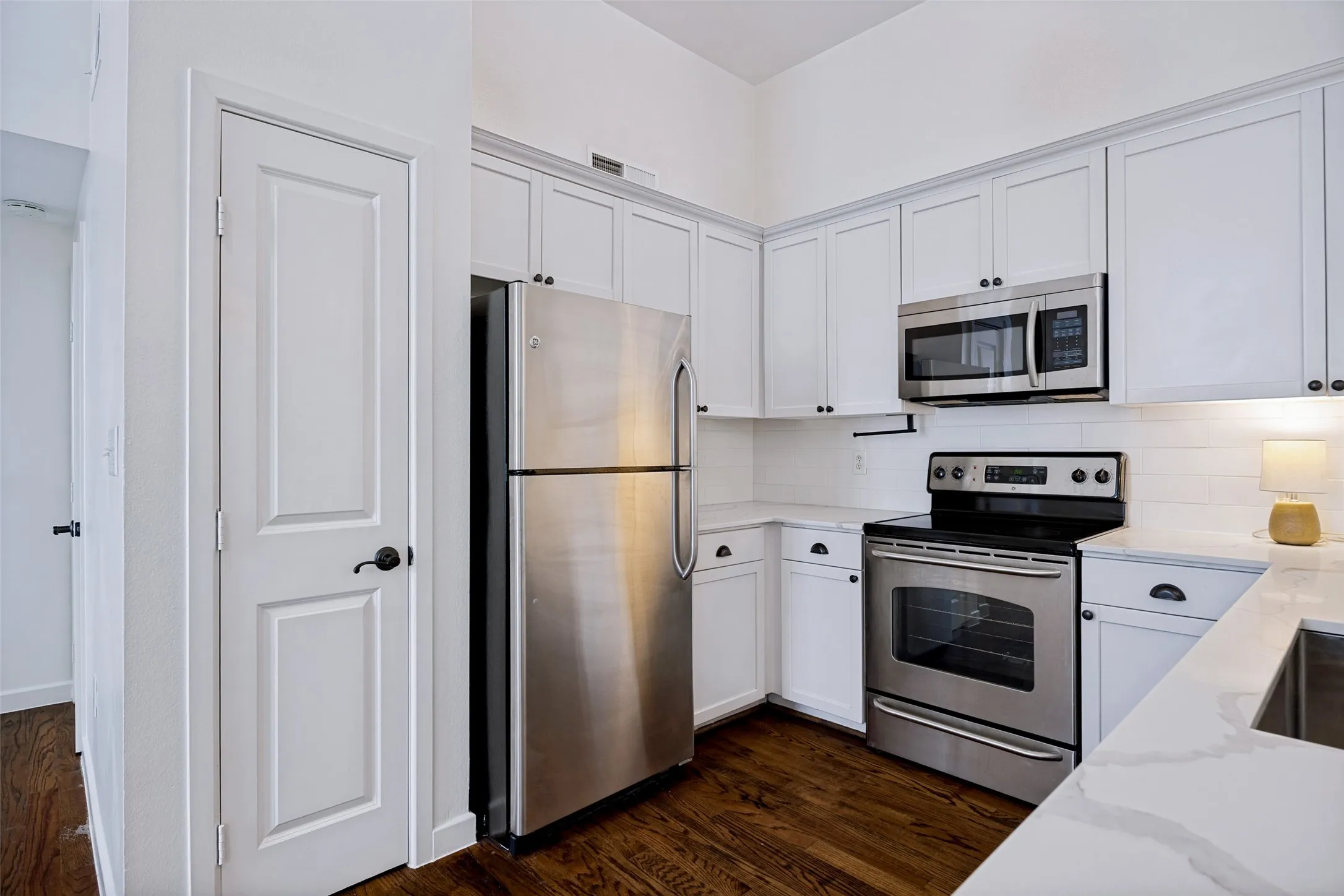 Townhouse For Sale in Dallas County , 1852 Summit Avenue, Dallas, Texas 75206, 2 Bedroom, 3 Bathroom, 2 Garage spaces, 1,454 Sqft, built in 2005, mls#21371572, Real Estate Agent in Dallas, Homes For Sale in Dallas county, Homes For Sale in Dallas, Realtor in Dallas Texas, Real Estate Brokerage Independent Realty Texas, Luminita Cordes Realtor