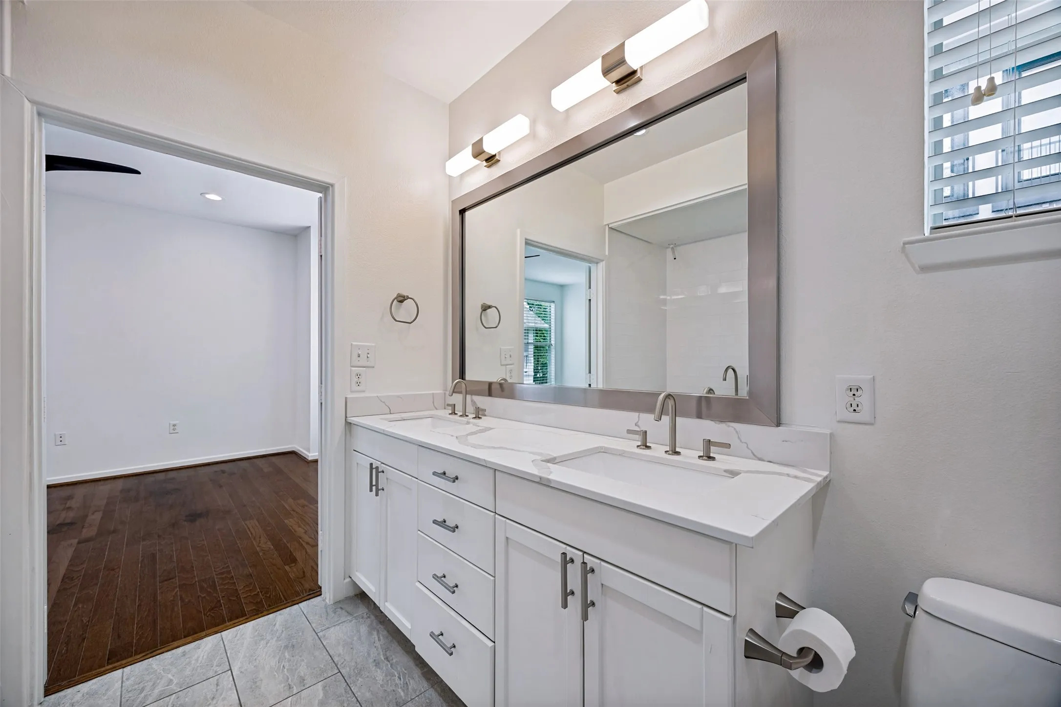 Townhouse For Sale in Dallas County , 1852 Summit Avenue, Dallas, Texas 75206, 2 Bedroom, 3 Bathroom, 2 Garage spaces, 1,454 Sqft, built in 2005, mls#21371572, Real Estate Agent in Dallas, Homes For Sale in Dallas county, Homes For Sale in Dallas, Realtor in Dallas Texas, Real Estate Brokerage Independent Realty Texas, Luminita Cordes Realtor