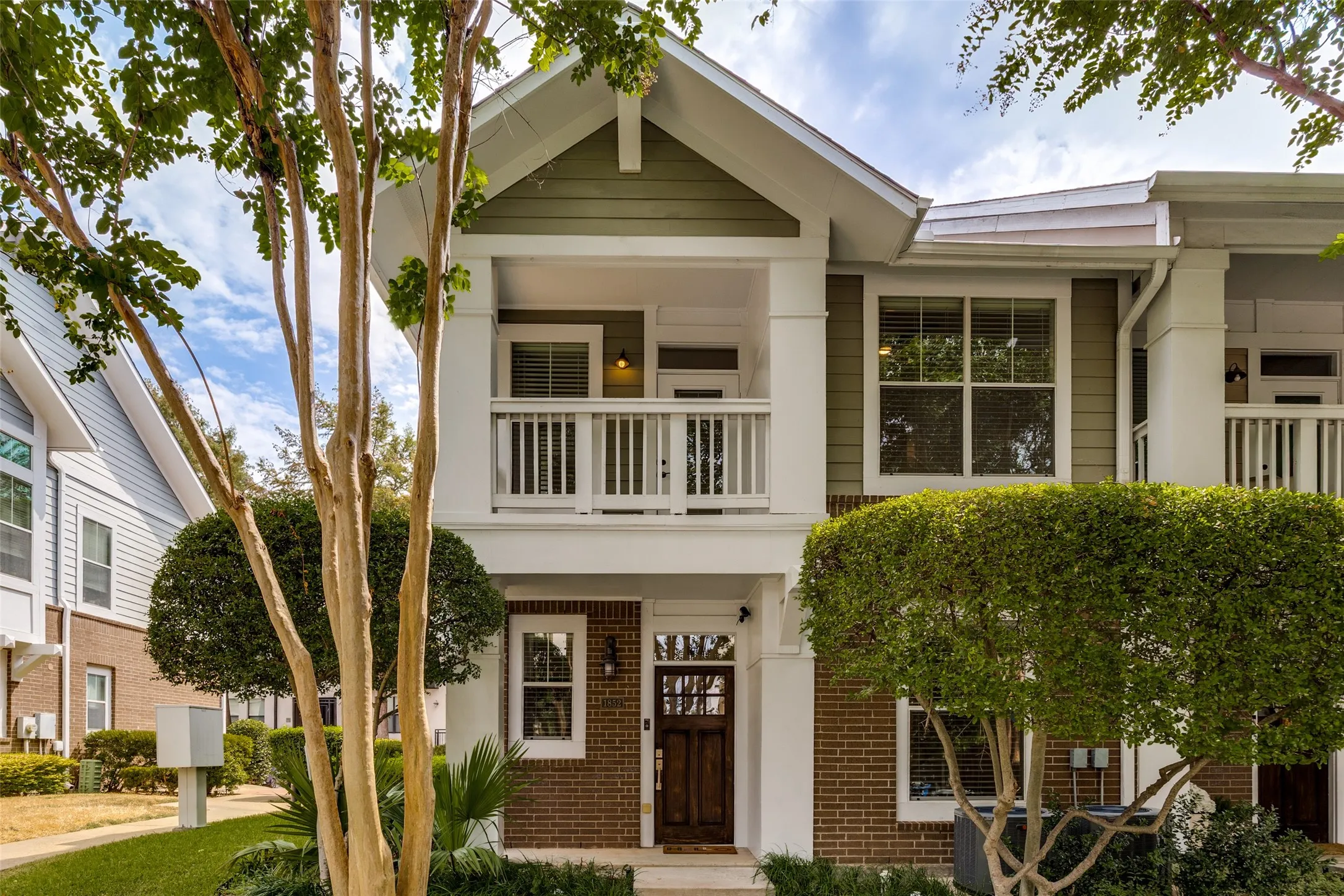 Townhouse For Sale in Dallas County , 1852 Summit Avenue, Dallas, Texas 75206, 2 Bedroom, 3 Bathroom, 2 Garage spaces, 1,454 Sqft, built in 2005, mls#21371572, Real Estate Agent in Dallas, Homes For Sale in Dallas county, Homes For Sale in Dallas, Realtor in Dallas Texas, Real Estate Brokerage Independent Realty Texas, Luminita Cordes Realtor