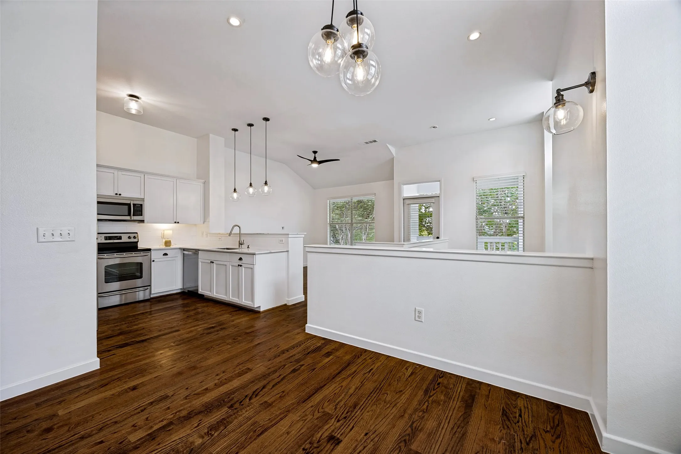 Townhouse For Sale in Dallas County , 1852 Summit Avenue, Dallas, Texas 75206, 2 Bedroom, 3 Bathroom, 2 Garage spaces, 1,454 Sqft, built in 2005, mls#21371572, Real Estate Agent in Dallas, Homes For Sale in Dallas county, Homes For Sale in Dallas, Realtor in Dallas Texas, Real Estate Brokerage Independent Realty Texas, Luminita Cordes Realtor
