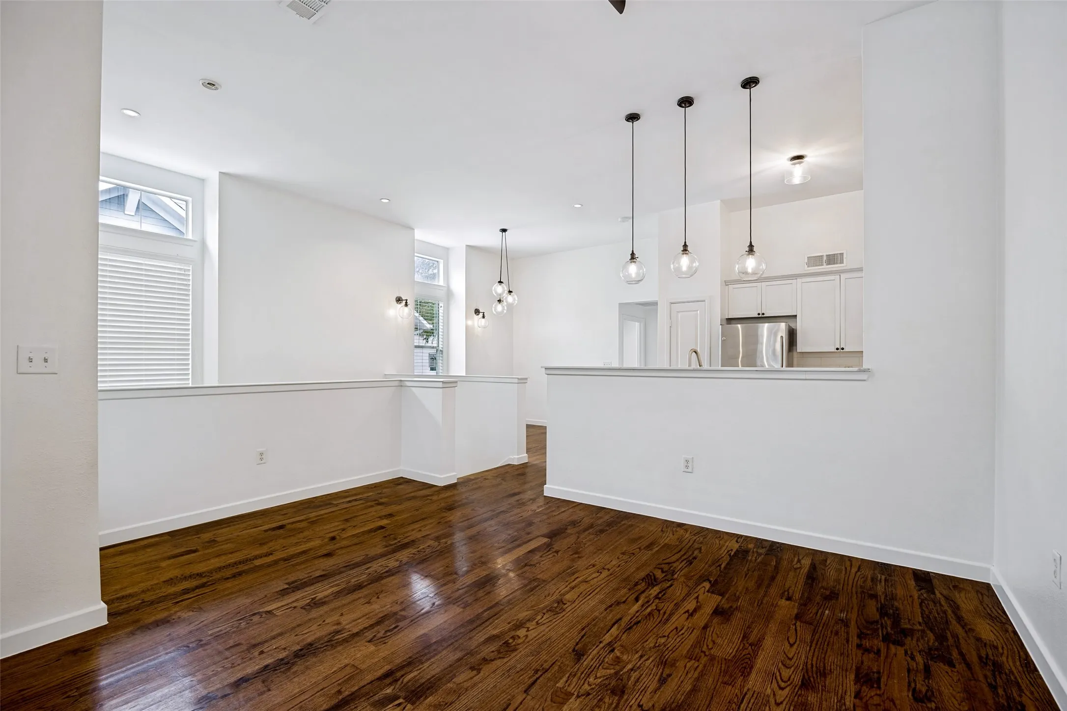 Townhouse For Sale in Dallas County , 1852 Summit Avenue, Dallas, Texas 75206, 2 Bedroom, 3 Bathroom, 2 Garage spaces, 1,454 Sqft, built in 2005, mls#21371572, Real Estate Agent in Dallas, Homes For Sale in Dallas county, Homes For Sale in Dallas, Realtor in Dallas Texas, Real Estate Brokerage Independent Realty Texas, Luminita Cordes Realtor