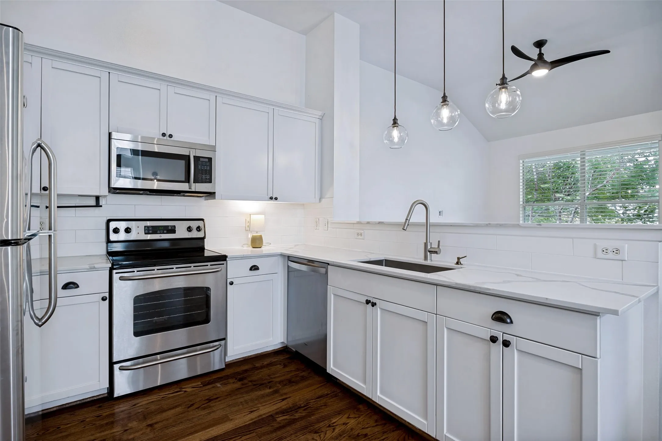 Townhouse For Sale in Dallas County , 1852 Summit Avenue, Dallas, Texas 75206, 2 Bedroom, 3 Bathroom, 2 Garage spaces, 1,454 Sqft, built in 2005, mls#21371572, Real Estate Agent in Dallas, Homes For Sale in Dallas county, Homes For Sale in Dallas, Realtor in Dallas Texas, Real Estate Brokerage Independent Realty Texas, Luminita Cordes Realtor