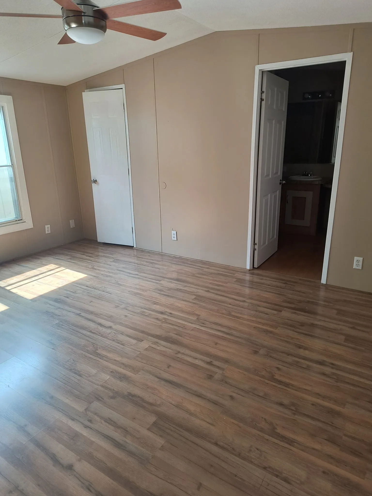 Mobile Home For Rent in Hood County , 4117 Gloria Court, Granbury, Texas 76049, 3 Bedroom, 2 Bathroom, Garage spaces, 1,216 Sqft, built in 2006, mls#21372899, Real Estate Agent in Granbury, Homes For Rent in Hood county, Homes For Rent in Granbury, Realtor in Granbury Texas, Real Estate Brokerage Independent Realty Texas, Luminita Cordes Realtor
