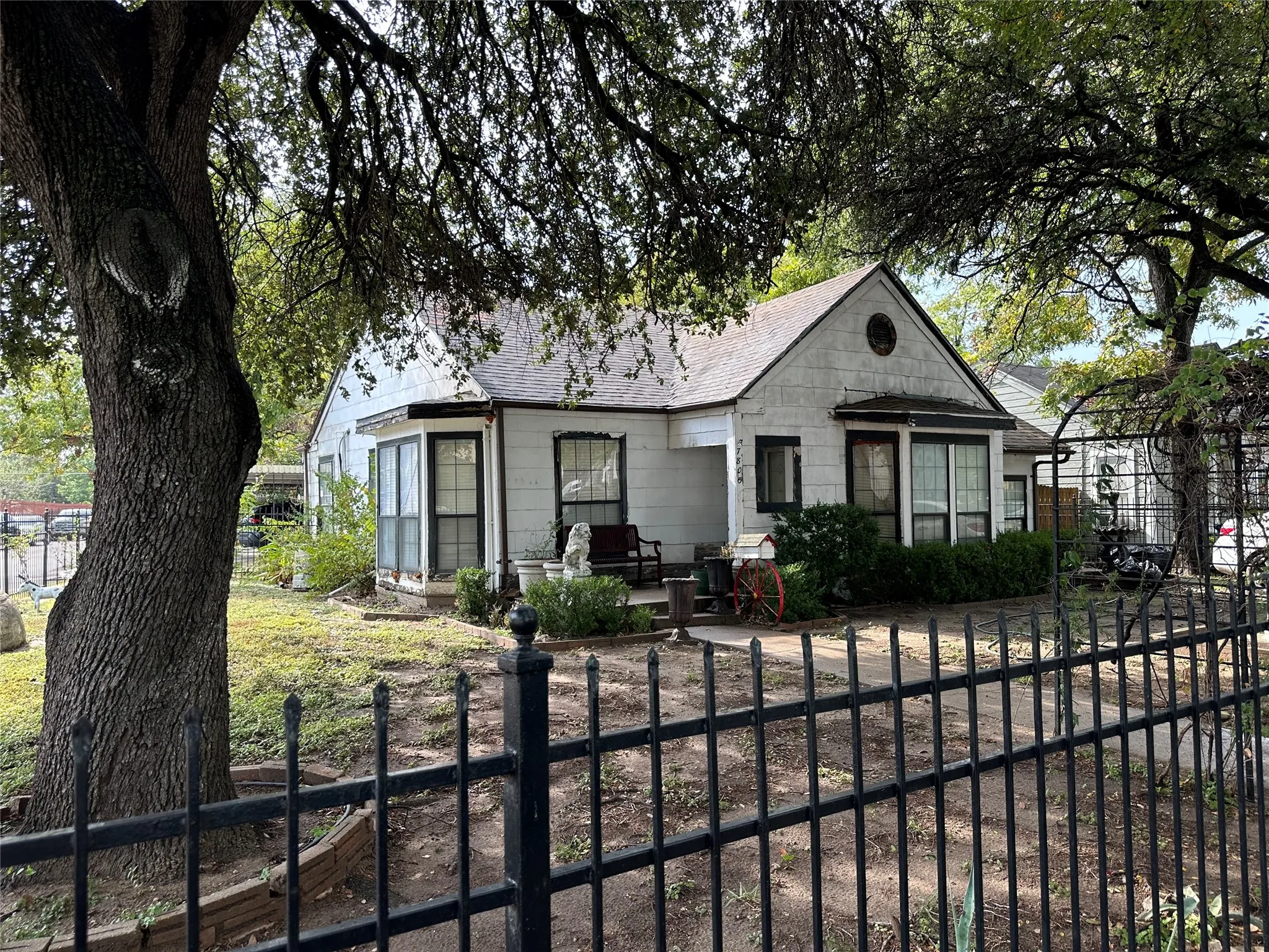 Single Family Residence For Sale in Dallas County , 7805 Wanebe Drive, Dallas, Texas 75235, 3 Bedroom, 2 Bathroom, Garage spaces, 1,561 Sqft, built in 1948, mls#21372900, Real Estate Agent in Dallas, Homes For Sale in Dallas county, Homes For Sale in Dallas, Realtor in Dallas Texas, Real Estate Brokerage Independent Realty Texas, Luminita Cordes Realtor