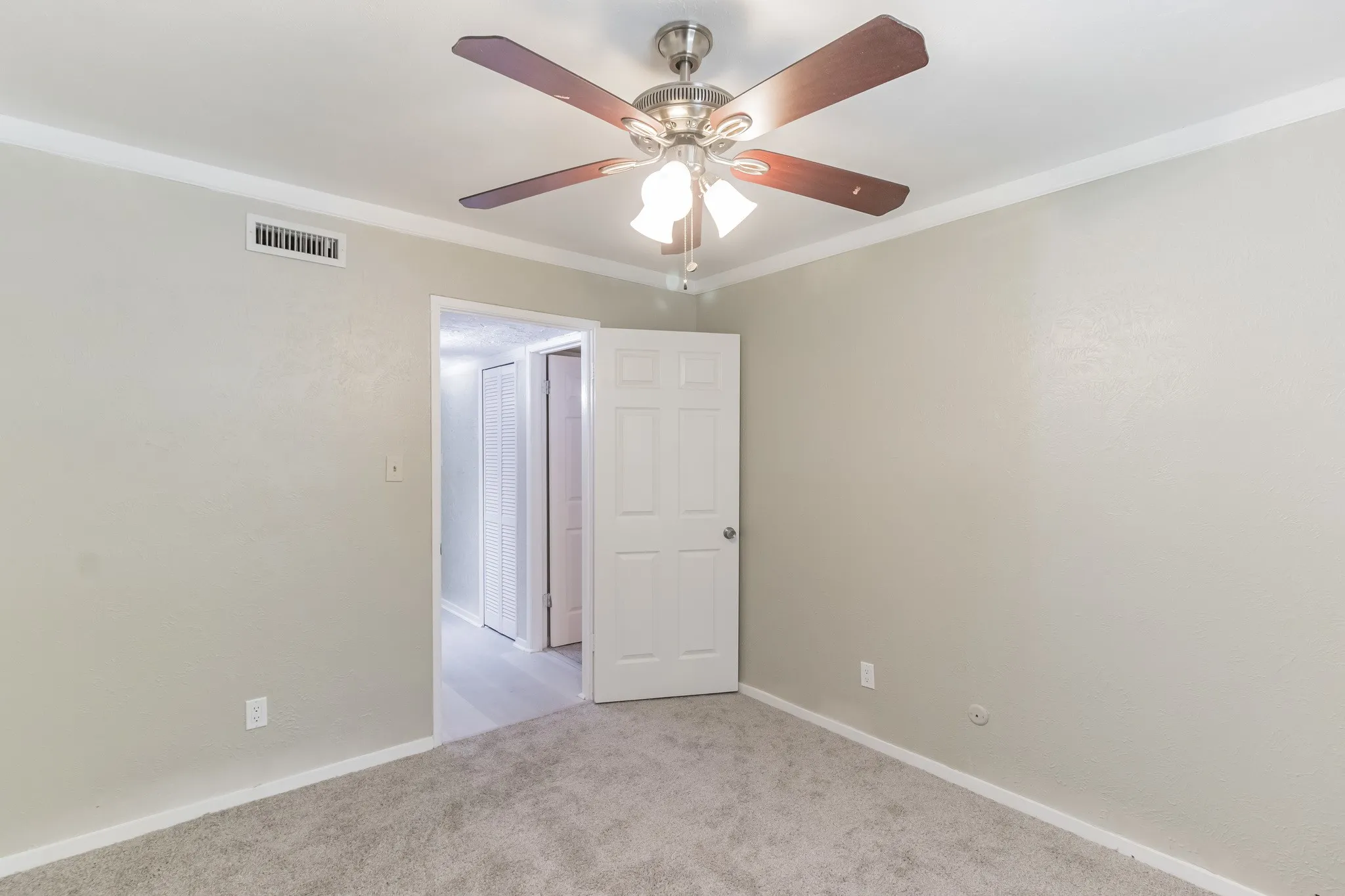 Single Family Residence For Rent in Dallas County , 3117 San Diego Drive, Dallas, Texas 75228, 3 Bedroom, 2 Bathroom, 2 Garage spaces, 1,674 Sqft, built in 1979, mls#21372906, Real Estate Agent in Dallas, Homes For Rent in Dallas county, Homes For Rent in Dallas, Realtor in Dallas Texas, Real Estate Brokerage Independent Realty Texas, Luminita Cordes Realtor