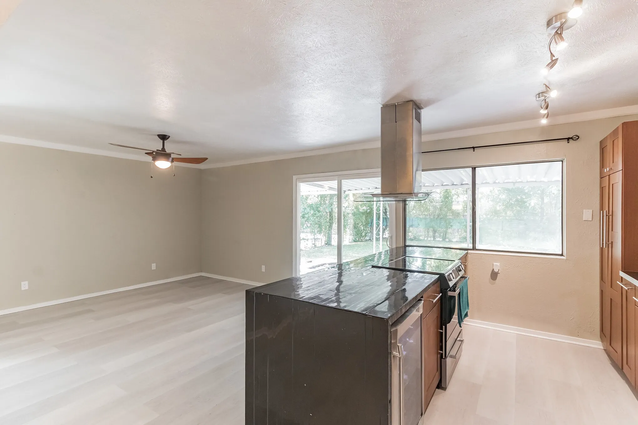 Single Family Residence For Rent in Dallas County , 3117 San Diego Drive, Dallas, Texas 75228, 3 Bedroom, 2 Bathroom, 2 Garage spaces, 1,674 Sqft, built in 1979, mls#21372906, Real Estate Agent in Dallas, Homes For Rent in Dallas county, Homes For Rent in Dallas, Realtor in Dallas Texas, Real Estate Brokerage Independent Realty Texas, Luminita Cordes Realtor