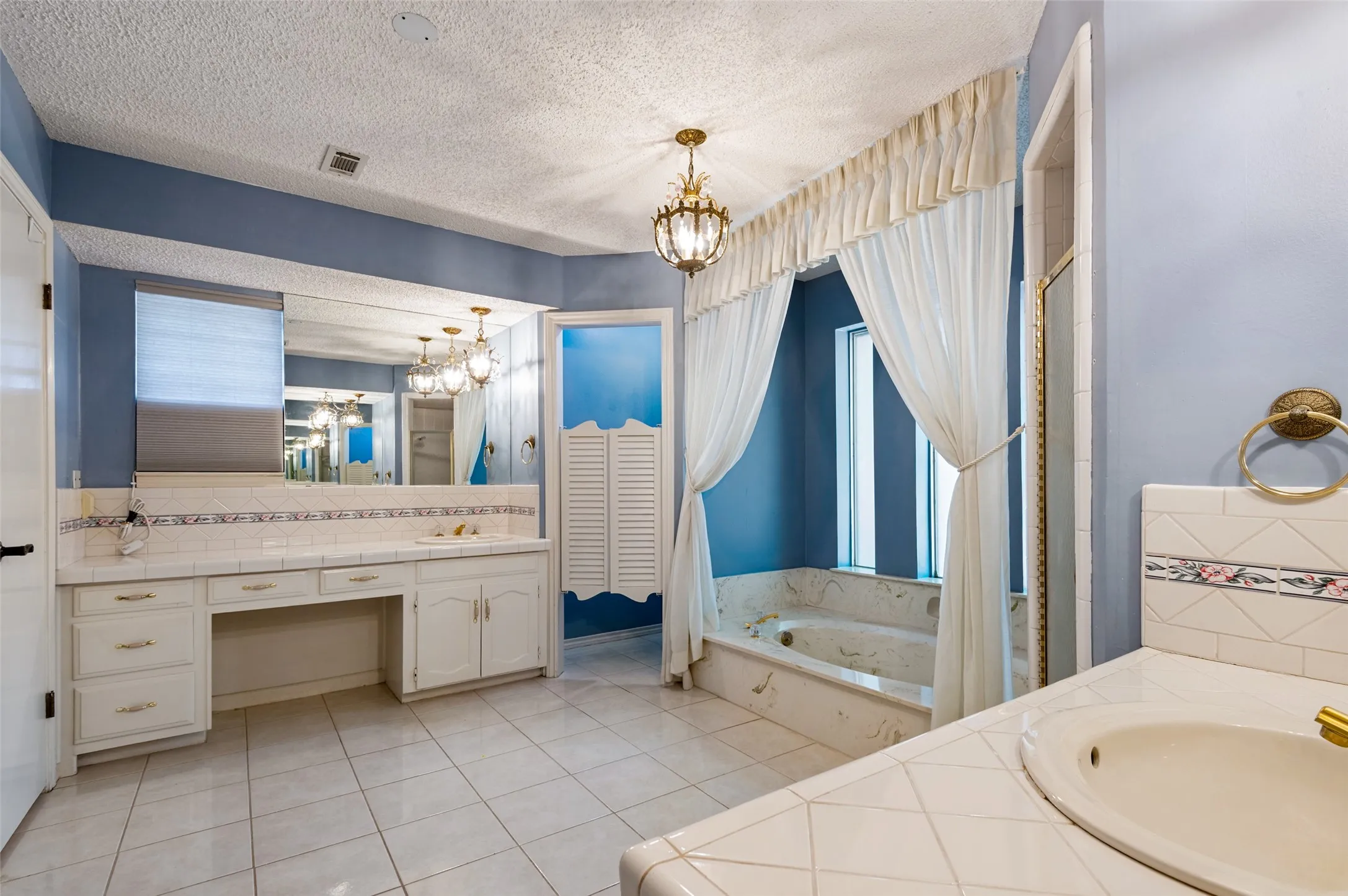 Single Family Residence For Sale in Tarrant County , 9015 Hunters Glen Trail, Fort Worth, Texas 76120, 4 Bedroom, 3 Bathroom, 2 Garage spaces, 2,889 Sqft, built in 1976, mls#21346692, Real Estate Agent in Fort Worth, Homes For Sale in Tarrant county, Homes For Sale in Fort Worth, Realtor in Fort Worth Texas, Real Estate Brokerage Independent Realty Texas, Luminita Cordes Realtor