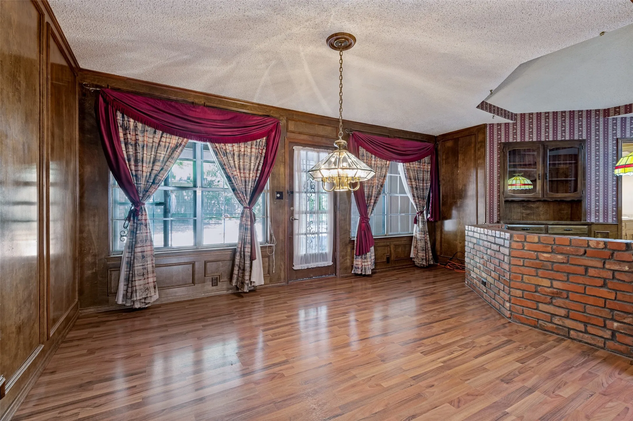 Single Family Residence For Sale in Tarrant County , 9015 Hunters Glen Trail, Fort Worth, Texas 76120, 4 Bedroom, 3 Bathroom, 2 Garage spaces, 2,889 Sqft, built in 1976, mls#21346692, Real Estate Agent in Fort Worth, Homes For Sale in Tarrant county, Homes For Sale in Fort Worth, Realtor in Fort Worth Texas, Real Estate Brokerage Independent Realty Texas, Luminita Cordes Realtor