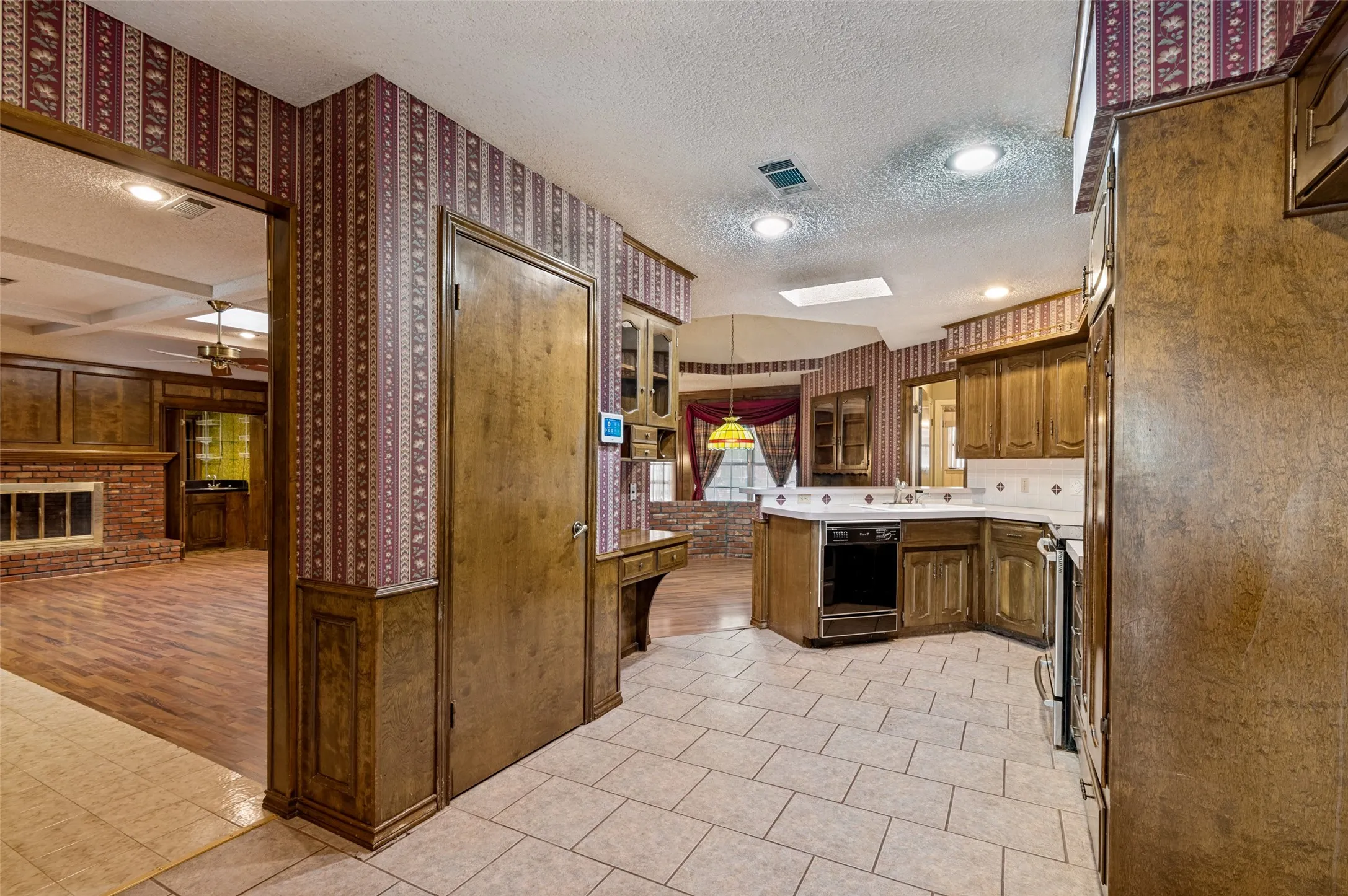 Single Family Residence For Sale in Tarrant County , 9015 Hunters Glen Trail, Fort Worth, Texas 76120, 4 Bedroom, 3 Bathroom, 2 Garage spaces, 2,889 Sqft, built in 1976, mls#21346692, Real Estate Agent in Fort Worth, Homes For Sale in Tarrant county, Homes For Sale in Fort Worth, Realtor in Fort Worth Texas, Real Estate Brokerage Independent Realty Texas, Luminita Cordes Realtor