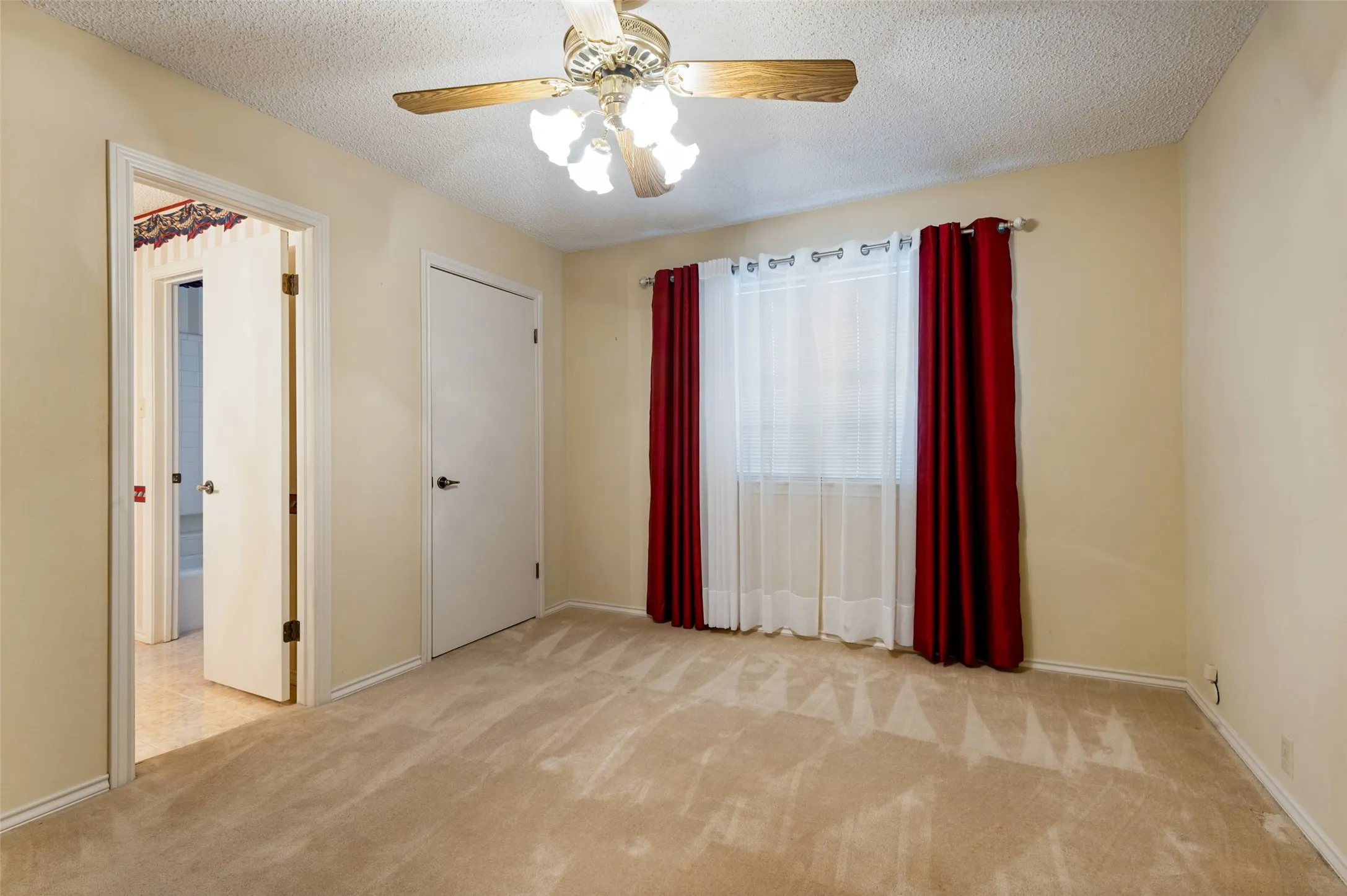 Single Family Residence For Sale in Tarrant County , 9015 Hunters Glen Trail, Fort Worth, Texas 76120, 4 Bedroom, 3 Bathroom, 2 Garage spaces, 2,889 Sqft, built in 1976, mls#21346692, Real Estate Agent in Fort Worth, Homes For Sale in Tarrant county, Homes For Sale in Fort Worth, Realtor in Fort Worth Texas, Real Estate Brokerage Independent Realty Texas, Luminita Cordes Realtor