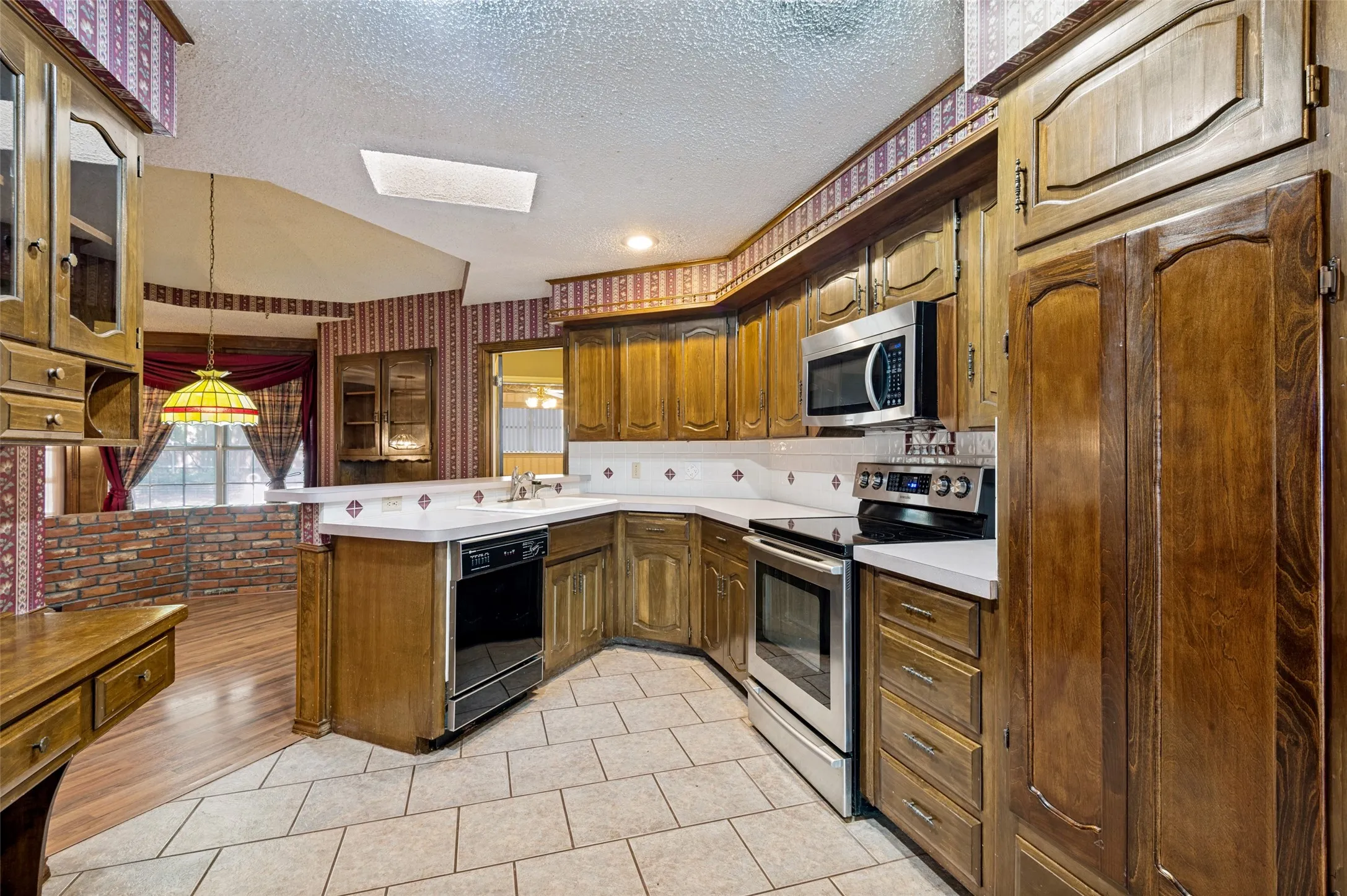 Single Family Residence For Sale in Tarrant County , 9015 Hunters Glen Trail, Fort Worth, Texas 76120, 4 Bedroom, 3 Bathroom, 2 Garage spaces, 2,889 Sqft, built in 1976, mls#21346692, Real Estate Agent in Fort Worth, Homes For Sale in Tarrant county, Homes For Sale in Fort Worth, Realtor in Fort Worth Texas, Real Estate Brokerage Independent Realty Texas, Luminita Cordes Realtor