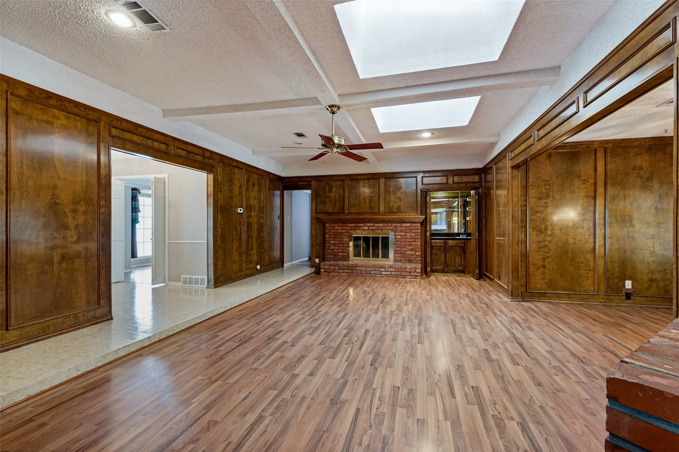 Single Family Residence For Sale in Tarrant County , 9015 Hunters Glen Trail, Fort Worth, Texas 76120, 4 Bedroom, 3 Bathroom, 2 Garage spaces, 2,889 Sqft, built in 1976, mls#21346692, Real Estate Agent in Fort Worth, Homes For Sale in Tarrant county, Homes For Sale in Fort Worth, Realtor in Fort Worth Texas, Real Estate Brokerage Independent Realty Texas, Luminita Cordes Realtor