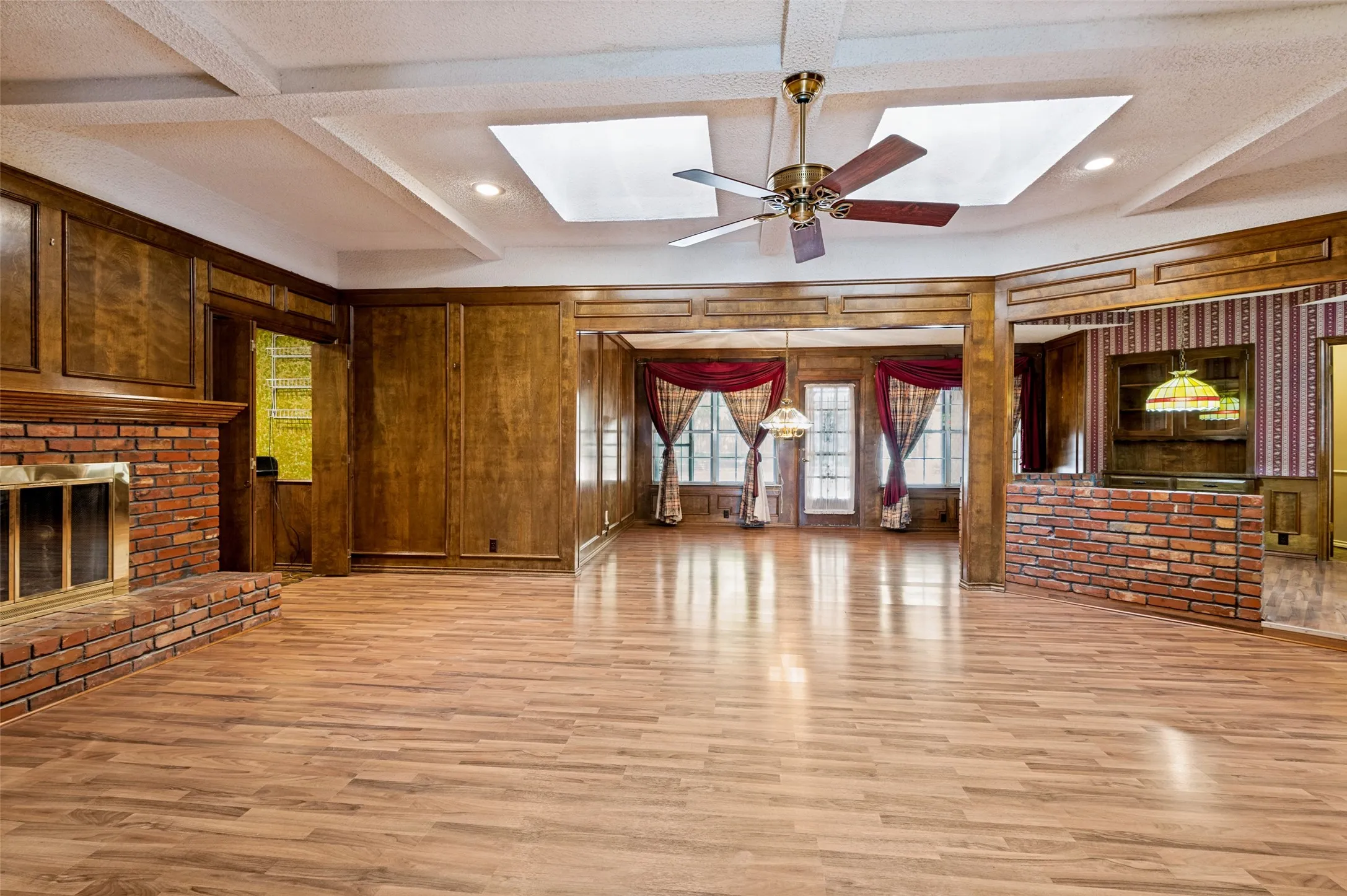 Single Family Residence For Sale in Tarrant County , 9015 Hunters Glen Trail, Fort Worth, Texas 76120, 4 Bedroom, 3 Bathroom, 2 Garage spaces, 2,889 Sqft, built in 1976, mls#21346692, Real Estate Agent in Fort Worth, Homes For Sale in Tarrant county, Homes For Sale in Fort Worth, Realtor in Fort Worth Texas, Real Estate Brokerage Independent Realty Texas, Luminita Cordes Realtor