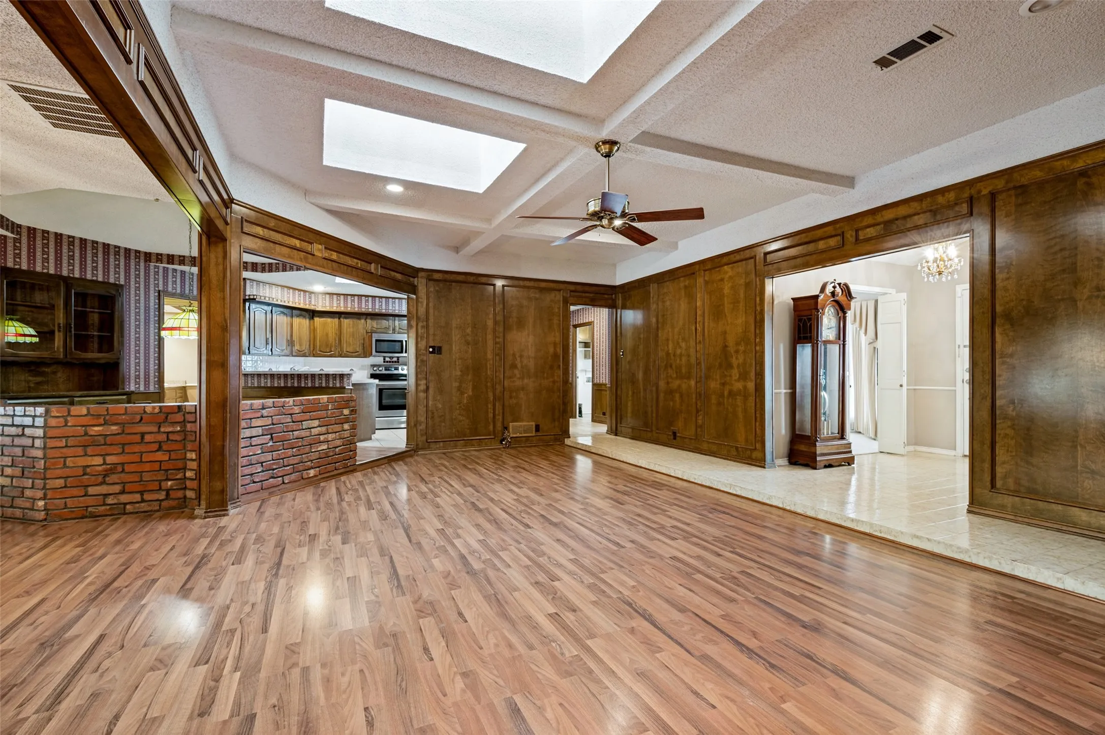 Single Family Residence For Sale in Tarrant County , 9015 Hunters Glen Trail, Fort Worth, Texas 76120, 4 Bedroom, 3 Bathroom, 2 Garage spaces, 2,889 Sqft, built in 1976, mls#21346692, Real Estate Agent in Fort Worth, Homes For Sale in Tarrant county, Homes For Sale in Fort Worth, Realtor in Fort Worth Texas, Real Estate Brokerage Independent Realty Texas, Luminita Cordes Realtor