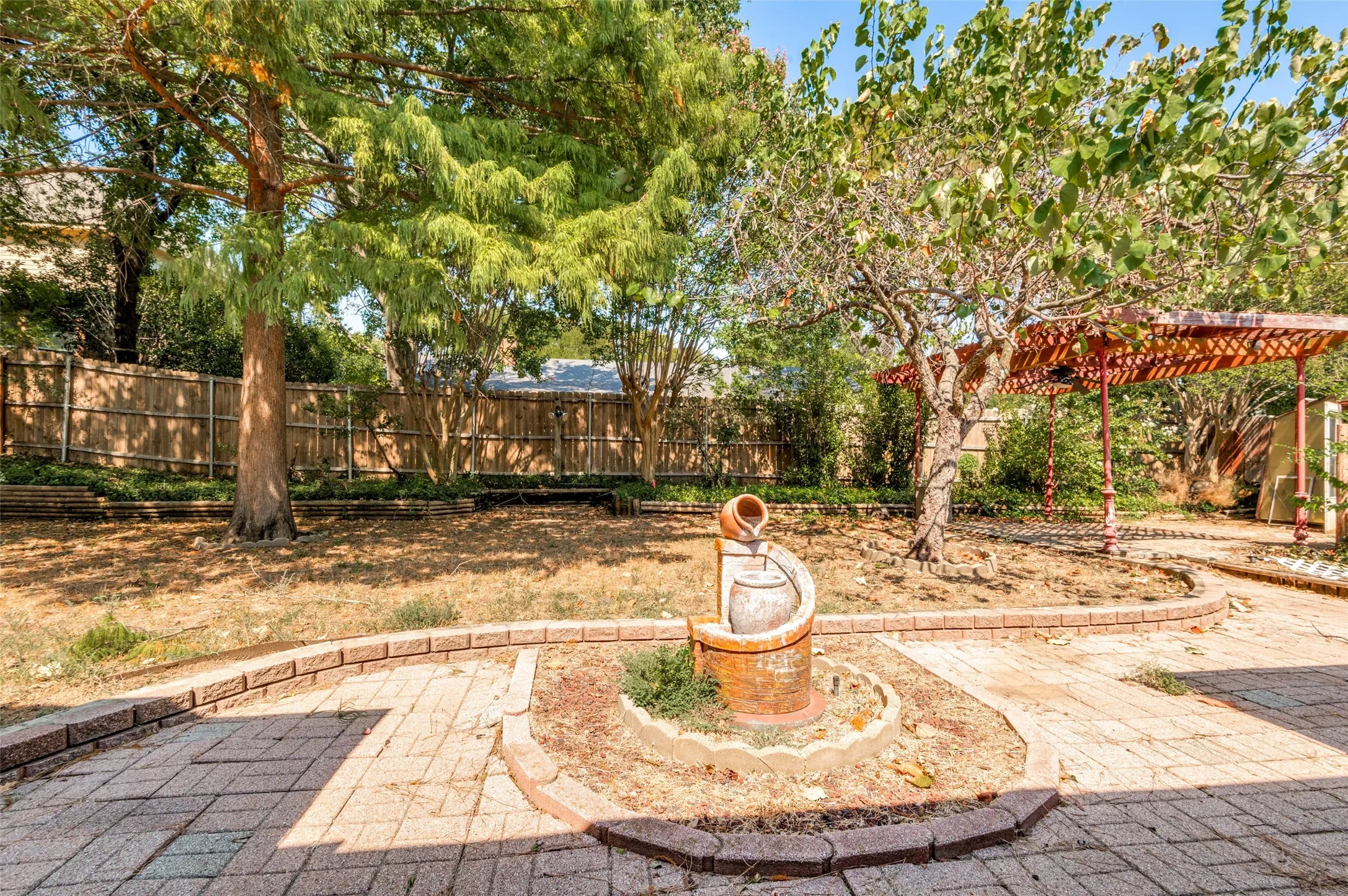 Single Family Residence For Sale in Tarrant County , 9015 Hunters Glen Trail, Fort Worth, Texas 76120, 4 Bedroom, 3 Bathroom, 2 Garage spaces, 2,889 Sqft, built in 1976, mls#21346692, Real Estate Agent in Fort Worth, Homes For Sale in Tarrant county, Homes For Sale in Fort Worth, Realtor in Fort Worth Texas, Real Estate Brokerage Independent Realty Texas, Luminita Cordes Realtor