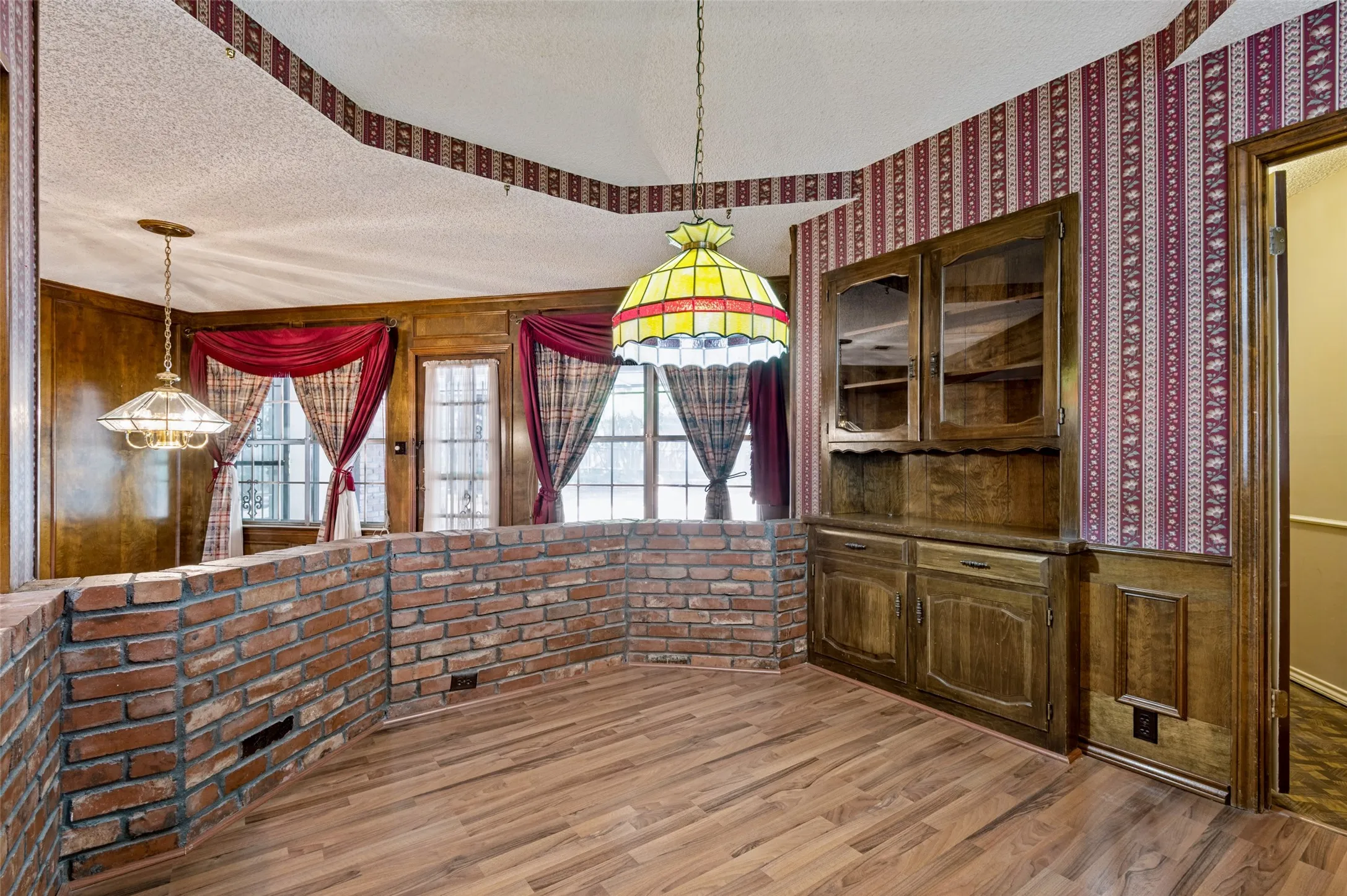 Single Family Residence For Sale in Tarrant County , 9015 Hunters Glen Trail, Fort Worth, Texas 76120, 4 Bedroom, 3 Bathroom, 2 Garage spaces, 2,889 Sqft, built in 1976, mls#21346692, Real Estate Agent in Fort Worth, Homes For Sale in Tarrant county, Homes For Sale in Fort Worth, Realtor in Fort Worth Texas, Real Estate Brokerage Independent Realty Texas, Luminita Cordes Realtor