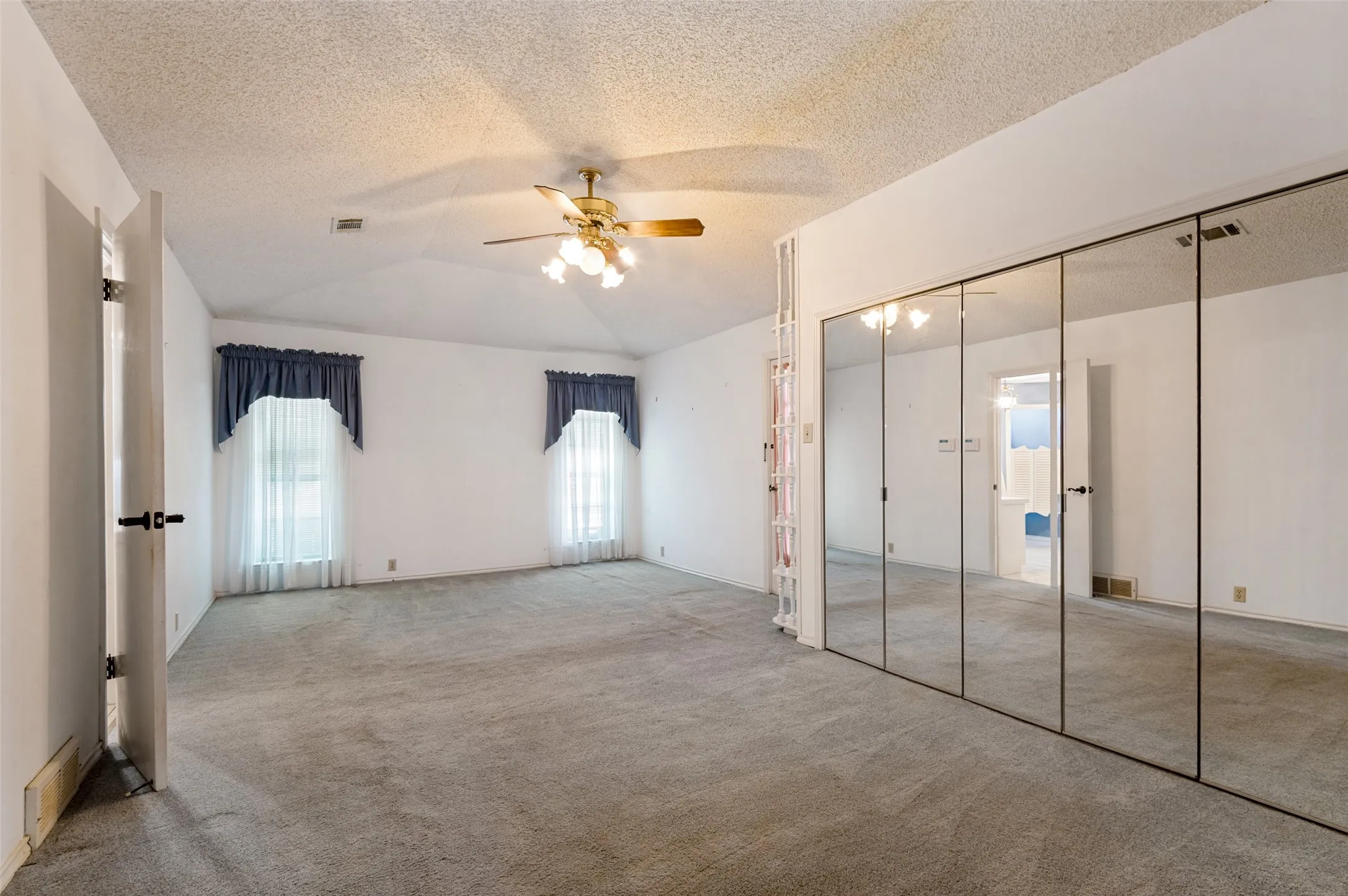 Single Family Residence For Sale in Tarrant County , 9015 Hunters Glen Trail, Fort Worth, Texas 76120, 4 Bedroom, 3 Bathroom, 2 Garage spaces, 2,889 Sqft, built in 1976, mls#21346692, Real Estate Agent in Fort Worth, Homes For Sale in Tarrant county, Homes For Sale in Fort Worth, Realtor in Fort Worth Texas, Real Estate Brokerage Independent Realty Texas, Luminita Cordes Realtor