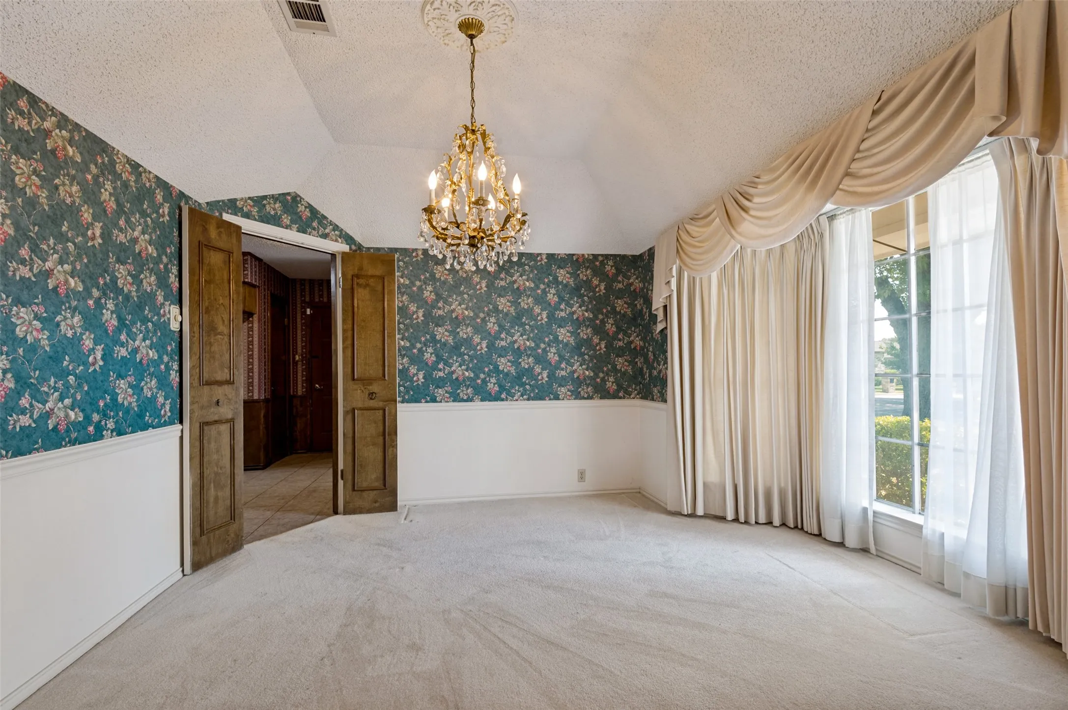 Single Family Residence For Sale in Tarrant County , 9015 Hunters Glen Trail, Fort Worth, Texas 76120, 4 Bedroom, 3 Bathroom, 2 Garage spaces, 2,889 Sqft, built in 1976, mls#21346692, Real Estate Agent in Fort Worth, Homes For Sale in Tarrant county, Homes For Sale in Fort Worth, Realtor in Fort Worth Texas, Real Estate Brokerage Independent Realty Texas, Luminita Cordes Realtor