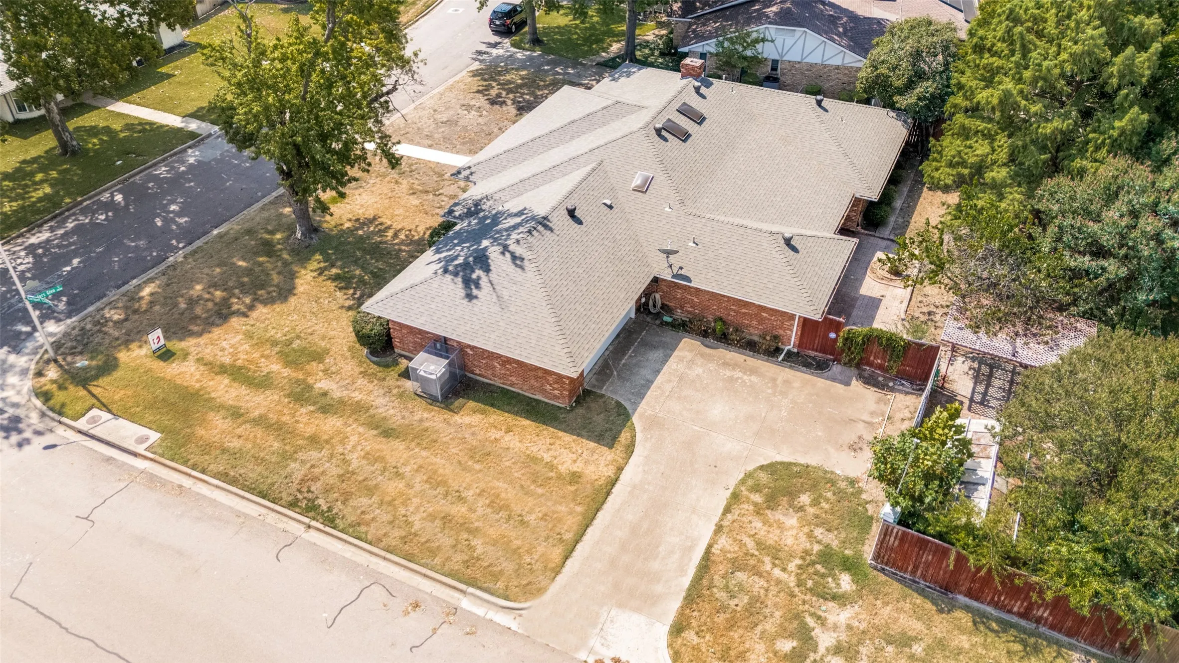 Single Family Residence For Sale in Tarrant County , 9015 Hunters Glen Trail, Fort Worth, Texas 76120, 4 Bedroom, 3 Bathroom, 2 Garage spaces, 2,889 Sqft, built in 1976, mls#21346692, Real Estate Agent in Fort Worth, Homes For Sale in Tarrant county, Homes For Sale in Fort Worth, Realtor in Fort Worth Texas, Real Estate Brokerage Independent Realty Texas, Luminita Cordes Realtor