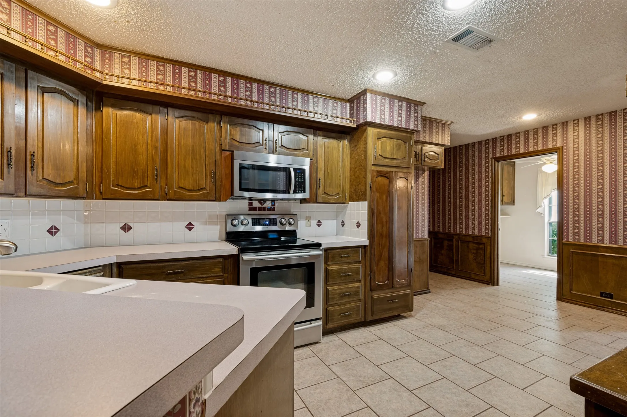 Single Family Residence For Sale in Tarrant County , 9015 Hunters Glen Trail, Fort Worth, Texas 76120, 4 Bedroom, 3 Bathroom, 2 Garage spaces, 2,889 Sqft, built in 1976, mls#21346692, Real Estate Agent in Fort Worth, Homes For Sale in Tarrant county, Homes For Sale in Fort Worth, Realtor in Fort Worth Texas, Real Estate Brokerage Independent Realty Texas, Luminita Cordes Realtor