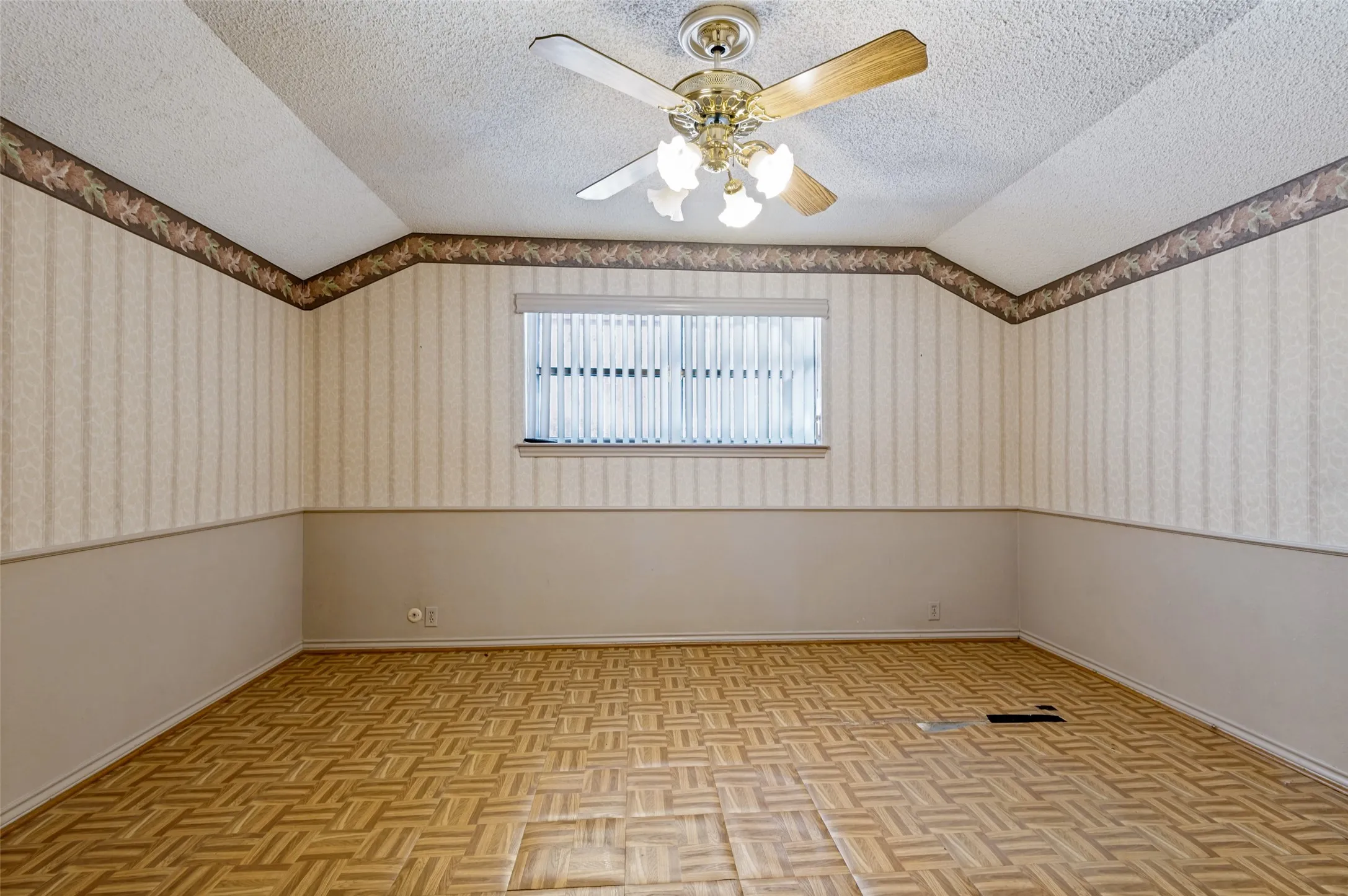Single Family Residence For Sale in Tarrant County , 9015 Hunters Glen Trail, Fort Worth, Texas 76120, 4 Bedroom, 3 Bathroom, 2 Garage spaces, 2,889 Sqft, built in 1976, mls#21346692, Real Estate Agent in Fort Worth, Homes For Sale in Tarrant county, Homes For Sale in Fort Worth, Realtor in Fort Worth Texas, Real Estate Brokerage Independent Realty Texas, Luminita Cordes Realtor