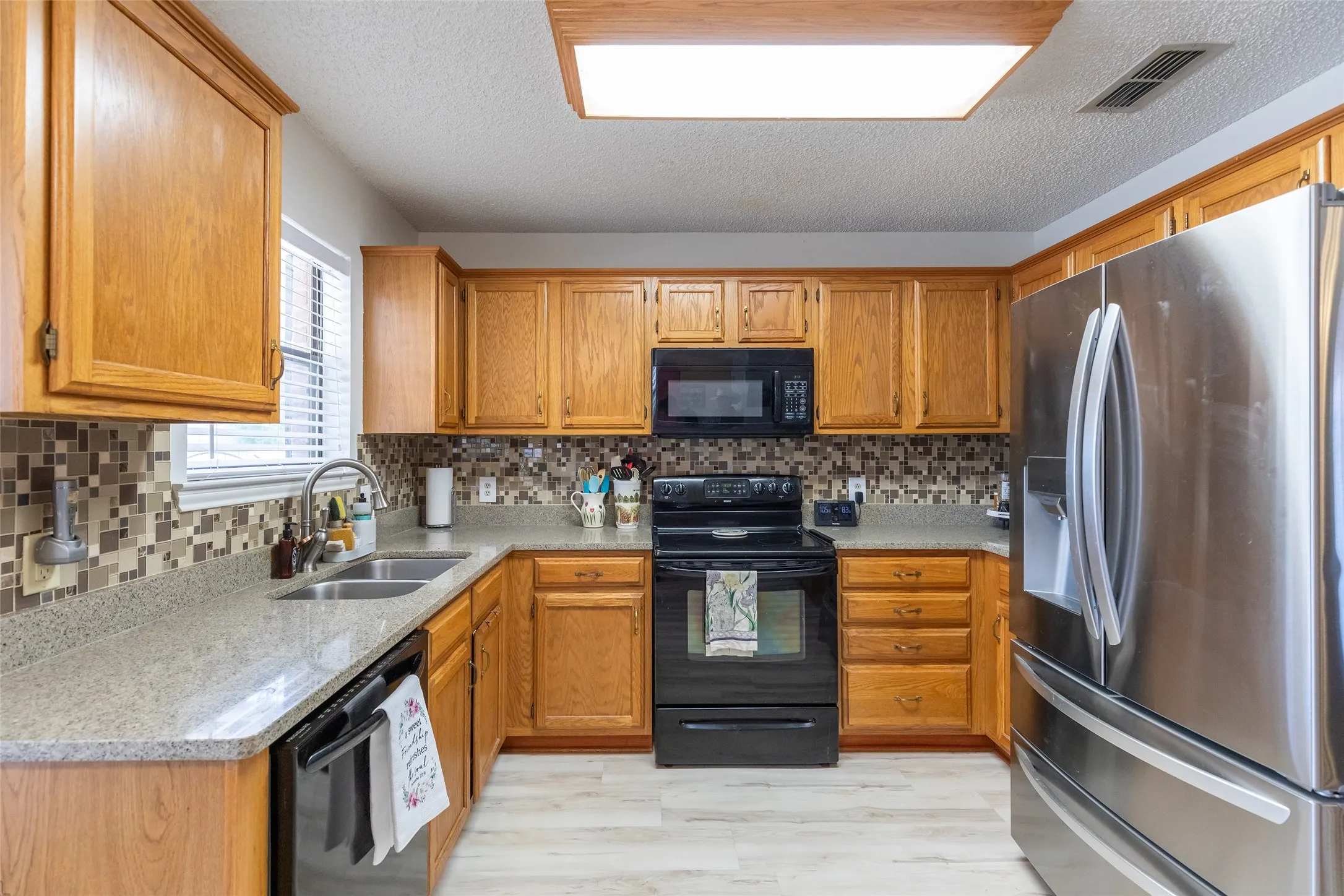 Single Family Residence For Sale in Taylor County , 2901 Oak Ridge Court, Abilene, Texas 79606, 3 Bedroom, 2 Bathroom, 2 Garage spaces, 1,532 Sqft, built in 1986, mls#21372927, Real Estate Agent in Abilene, Homes For Sale in Taylor county, Homes For Sale in Abilene, Realtor in Abilene Texas, Real Estate Brokerage Independent Realty Texas, Luminita Cordes Realtor