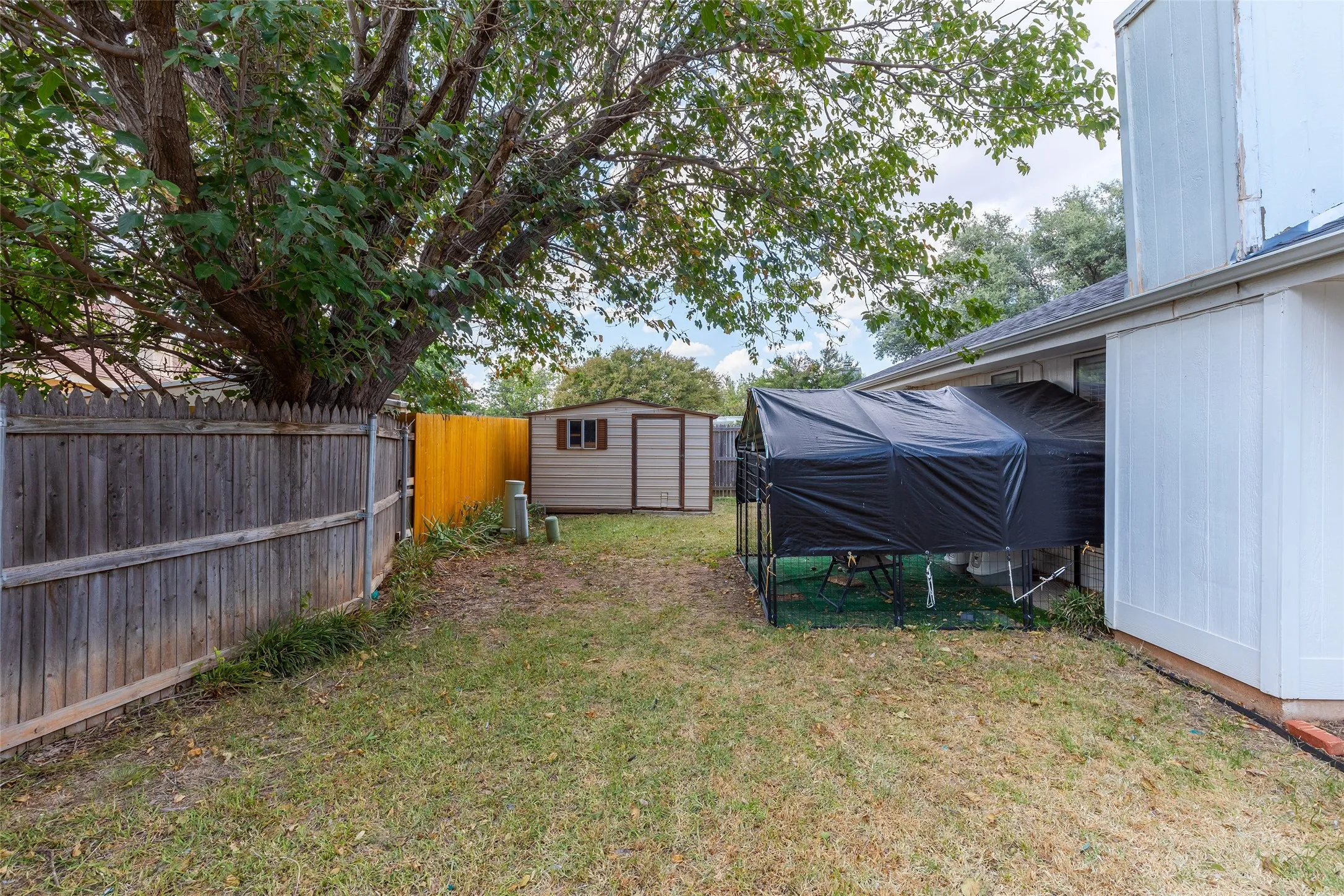 Single Family Residence For Sale in Taylor County , 2901 Oak Ridge Court, Abilene, Texas 79606, 3 Bedroom, 2 Bathroom, 2 Garage spaces, 1,532 Sqft, built in 1986, mls#21372927, Real Estate Agent in Abilene, Homes For Sale in Taylor county, Homes For Sale in Abilene, Realtor in Abilene Texas, Real Estate Brokerage Independent Realty Texas, Luminita Cordes Realtor