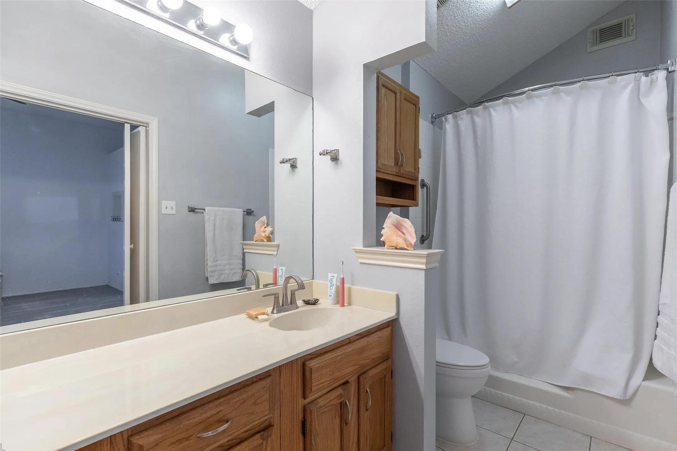 Single Family Residence For Sale in Taylor County , 2901 Oak Ridge Court, Abilene, Texas 79606, 3 Bedroom, 2 Bathroom, 2 Garage spaces, 1,532 Sqft, built in 1986, mls#21372927, Real Estate Agent in Abilene, Homes For Sale in Taylor county, Homes For Sale in Abilene, Realtor in Abilene Texas, Real Estate Brokerage Independent Realty Texas, Luminita Cordes Realtor