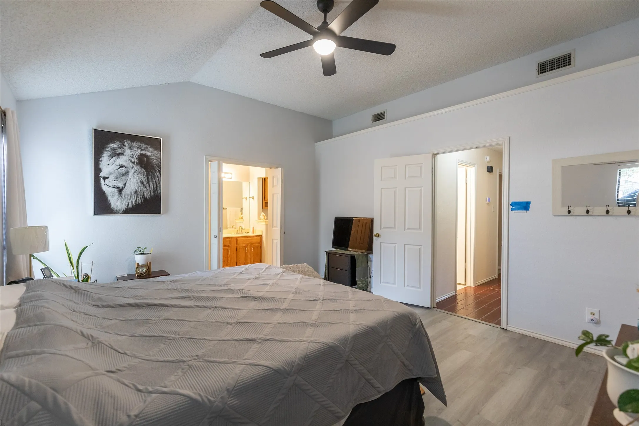 Single Family Residence For Sale in Taylor County , 2901 Oak Ridge Court, Abilene, Texas 79606, 3 Bedroom, 2 Bathroom, 2 Garage spaces, 1,532 Sqft, built in 1986, mls#21372927, Real Estate Agent in Abilene, Homes For Sale in Taylor county, Homes For Sale in Abilene, Realtor in Abilene Texas, Real Estate Brokerage Independent Realty Texas, Luminita Cordes Realtor