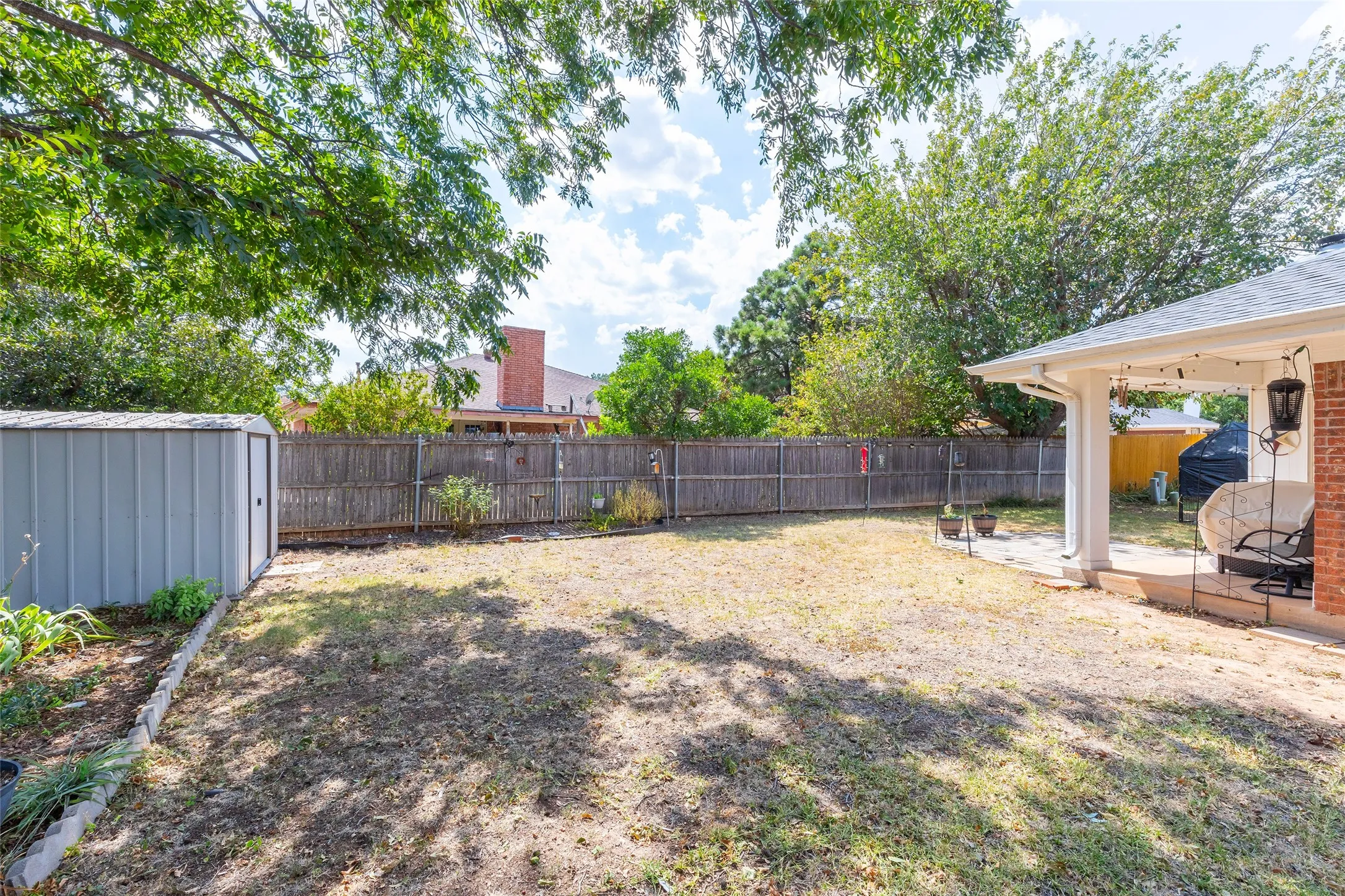 Single Family Residence For Sale in Taylor County , 2901 Oak Ridge Court, Abilene, Texas 79606, 3 Bedroom, 2 Bathroom, 2 Garage spaces, 1,532 Sqft, built in 1986, mls#21372927, Real Estate Agent in Abilene, Homes For Sale in Taylor county, Homes For Sale in Abilene, Realtor in Abilene Texas, Real Estate Brokerage Independent Realty Texas, Luminita Cordes Realtor