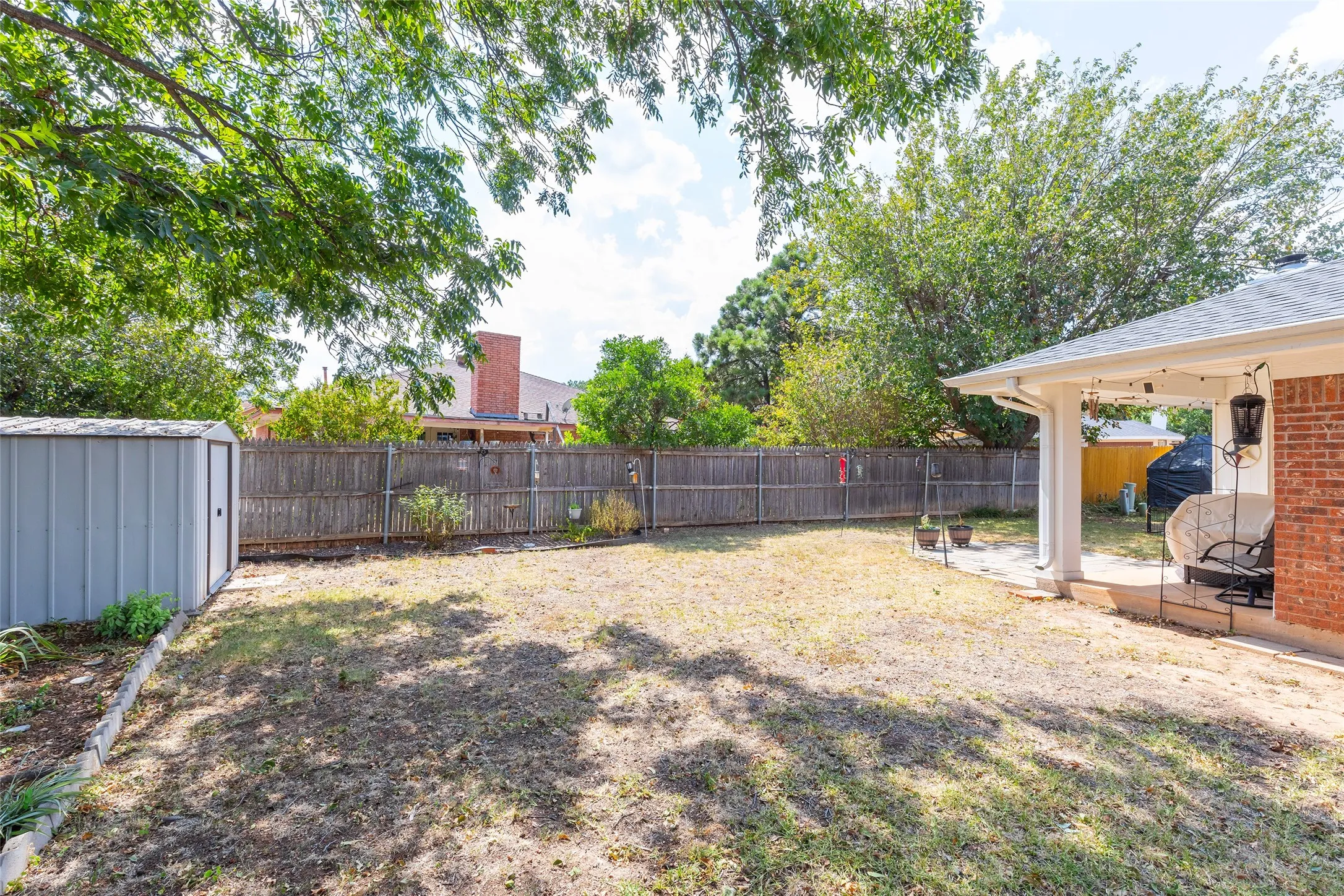 Single Family Residence For Sale in Taylor County , 2901 Oak Ridge Court, Abilene, Texas 79606, 3 Bedroom, 2 Bathroom, 2 Garage spaces, 1,532 Sqft, built in 1986, mls#21372927, Real Estate Agent in Abilene, Homes For Sale in Taylor county, Homes For Sale in Abilene, Realtor in Abilene Texas, Real Estate Brokerage Independent Realty Texas, Luminita Cordes Realtor