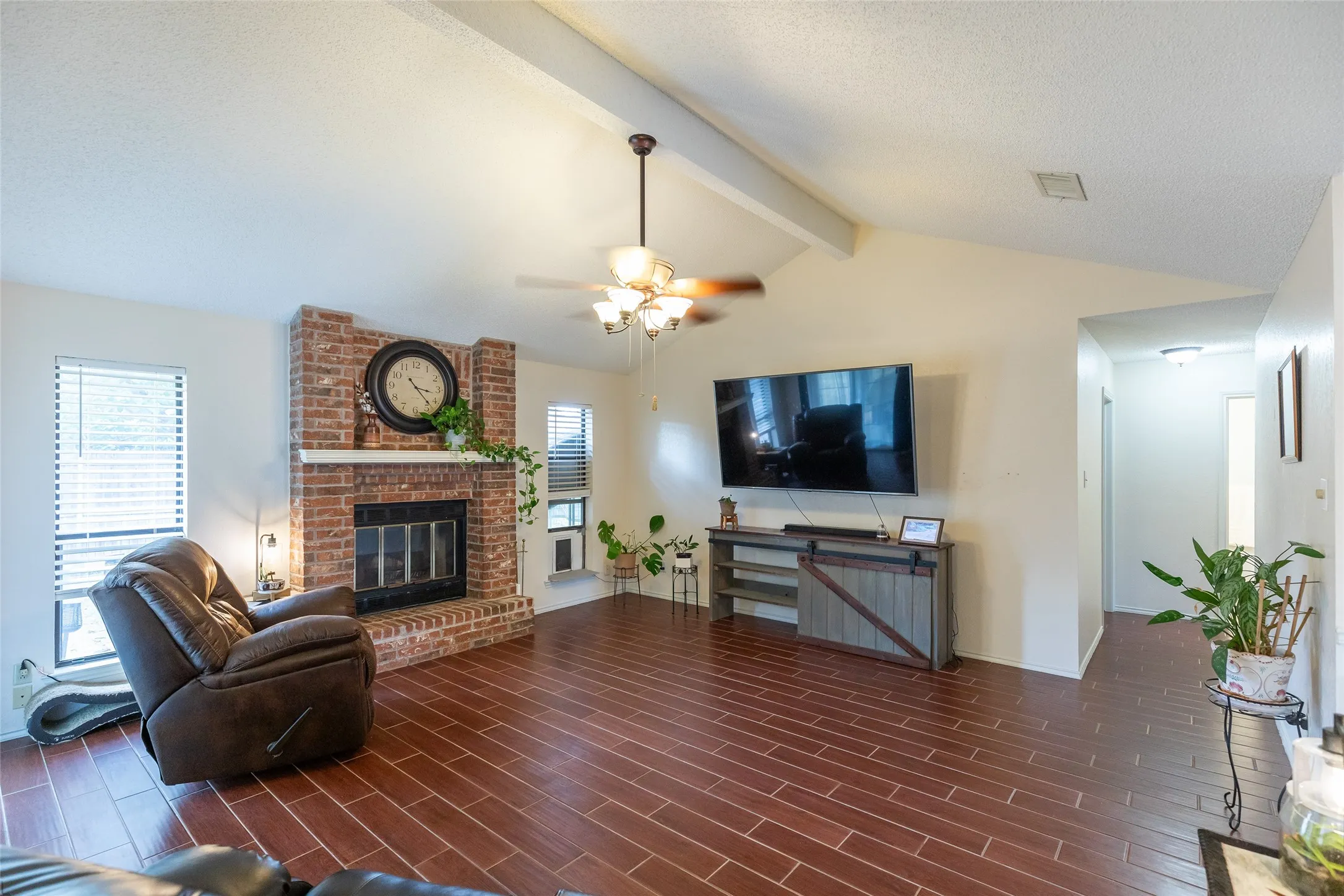 Single Family Residence For Sale in Taylor County , 2901 Oak Ridge Court, Abilene, Texas 79606, 3 Bedroom, 2 Bathroom, 2 Garage spaces, 1,532 Sqft, built in 1986, mls#21372927, Real Estate Agent in Abilene, Homes For Sale in Taylor county, Homes For Sale in Abilene, Realtor in Abilene Texas, Real Estate Brokerage Independent Realty Texas, Luminita Cordes Realtor