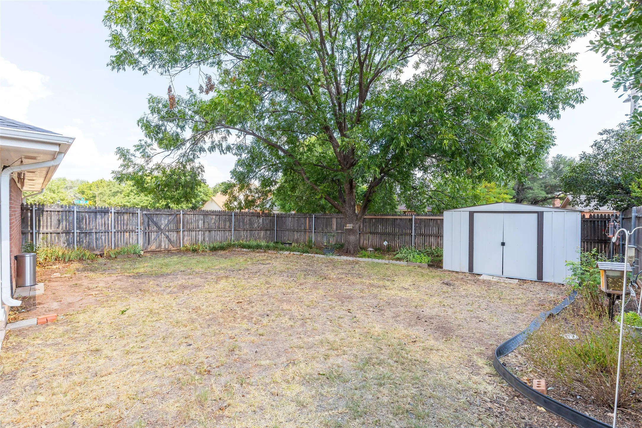 Single Family Residence For Sale in Taylor County , 2901 Oak Ridge Court, Abilene, Texas 79606, 3 Bedroom, 2 Bathroom, 2 Garage spaces, 1,532 Sqft, built in 1986, mls#21372927, Real Estate Agent in Abilene, Homes For Sale in Taylor county, Homes For Sale in Abilene, Realtor in Abilene Texas, Real Estate Brokerage Independent Realty Texas, Luminita Cordes Realtor
