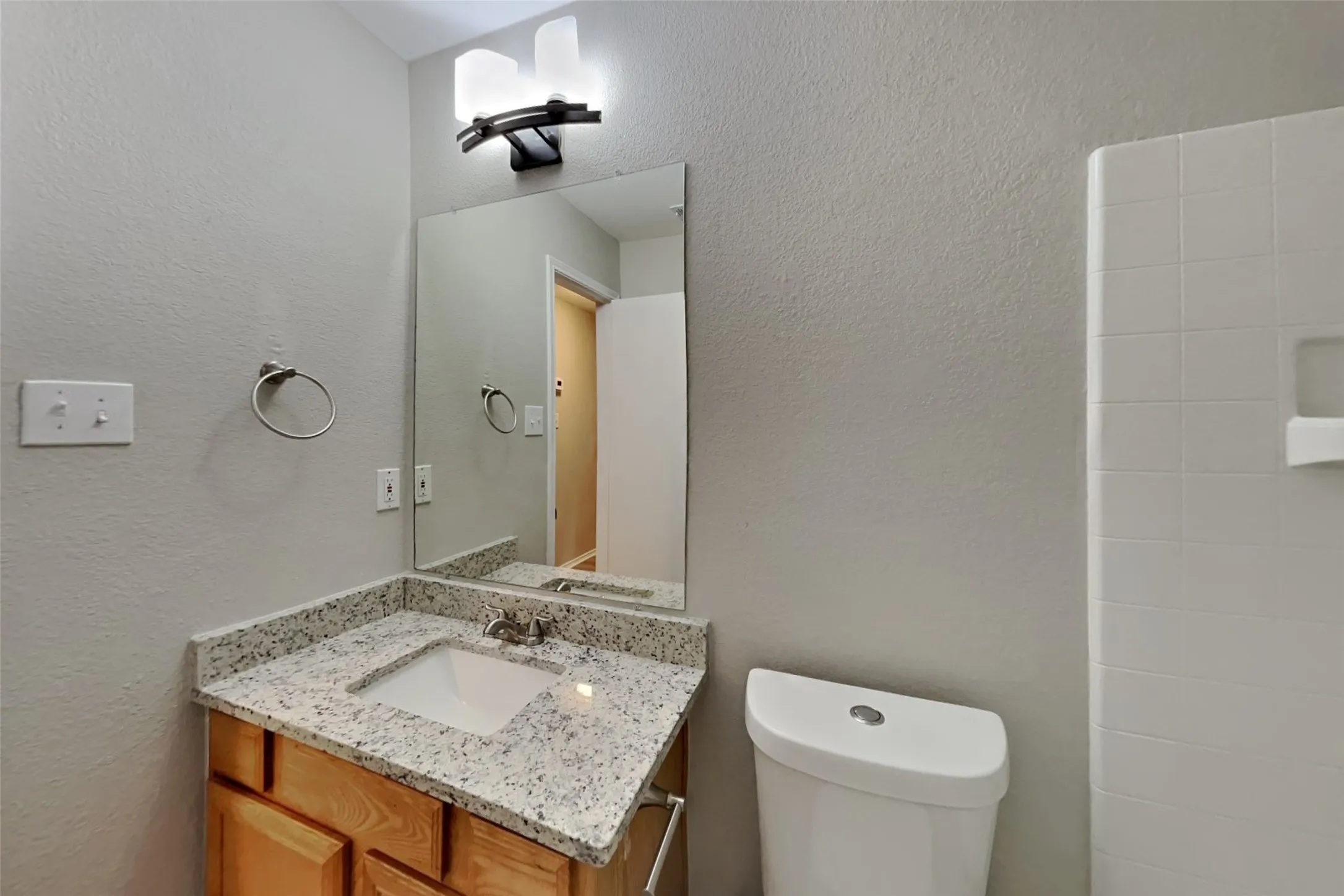 Single Family Residence For Rent in Tarrant County , 520 Hollyberry Drive, Mansfield, Texas 76063, 3 Bedroom, 2 Bathroom, 2 Garage spaces, 1,460 Sqft, built in 2000, mls#21372923, Real Estate Agent in Mansfield, Homes For Rent in Tarrant county, Homes For Rent in Mansfield, Realtor in Mansfield Texas, Real Estate Brokerage Independent Realty Texas, Luminita Cordes Realtor