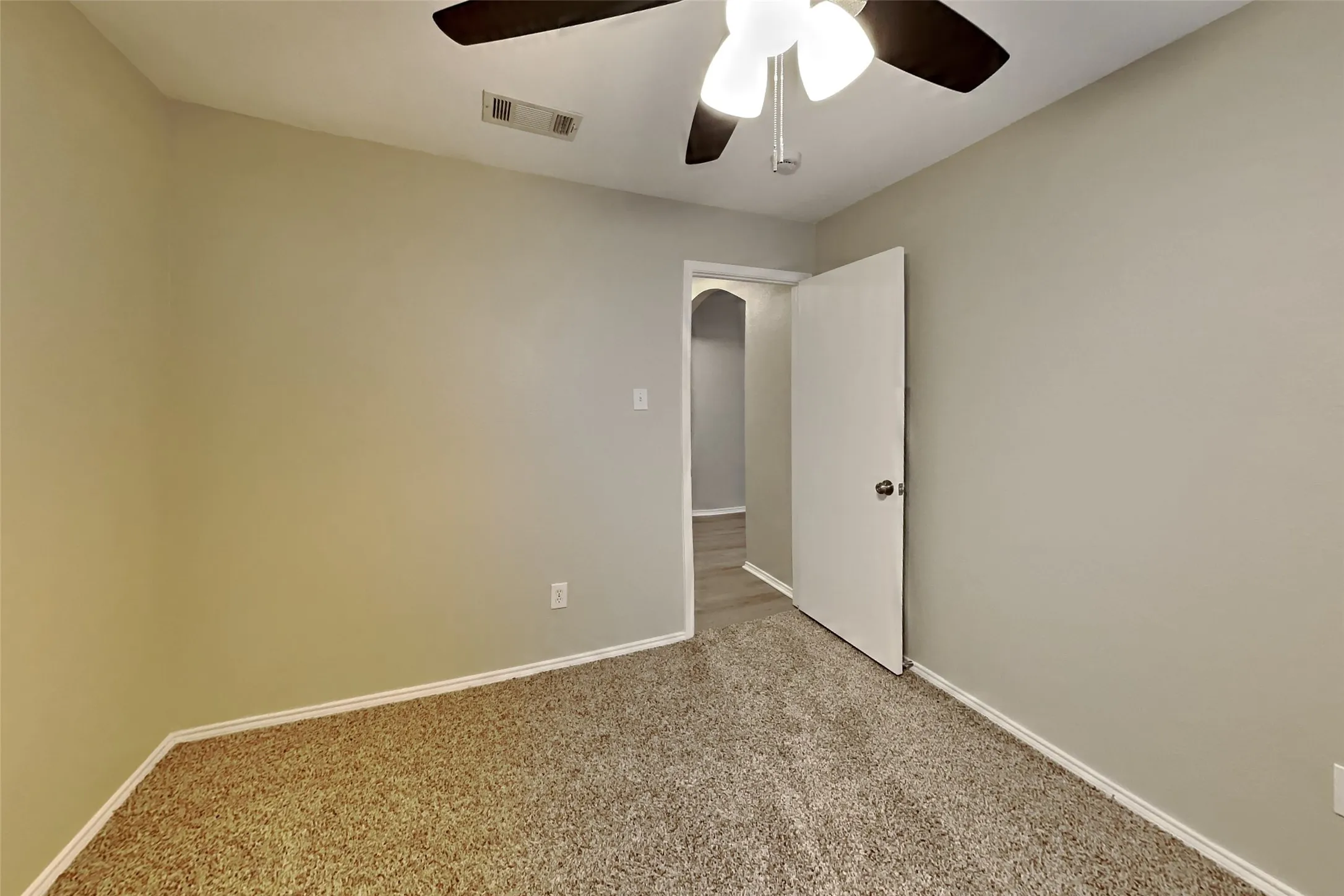 Single Family Residence For Rent in Tarrant County , 520 Hollyberry Drive, Mansfield, Texas 76063, 3 Bedroom, 2 Bathroom, 2 Garage spaces, 1,460 Sqft, built in 2000, mls#21372923, Real Estate Agent in Mansfield, Homes For Rent in Tarrant county, Homes For Rent in Mansfield, Realtor in Mansfield Texas, Real Estate Brokerage Independent Realty Texas, Luminita Cordes Realtor