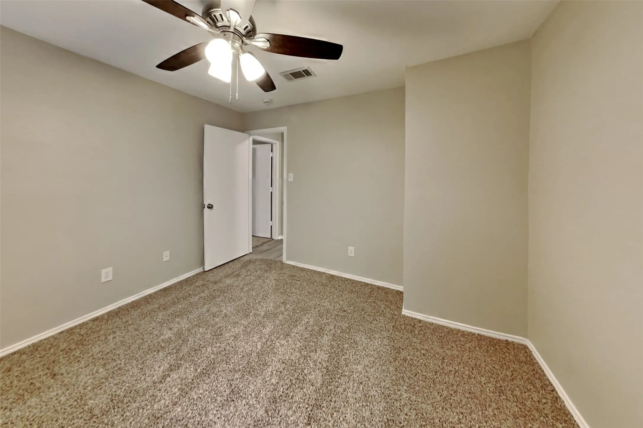 Single Family Residence For Rent in Tarrant County , 520 Hollyberry Drive, Mansfield, Texas 76063, 3 Bedroom, 2 Bathroom, 2 Garage spaces, 1,460 Sqft, built in 2000, mls#21372923, Real Estate Agent in Mansfield, Homes For Rent in Tarrant county, Homes For Rent in Mansfield, Realtor in Mansfield Texas, Real Estate Brokerage Independent Realty Texas, Luminita Cordes Realtor