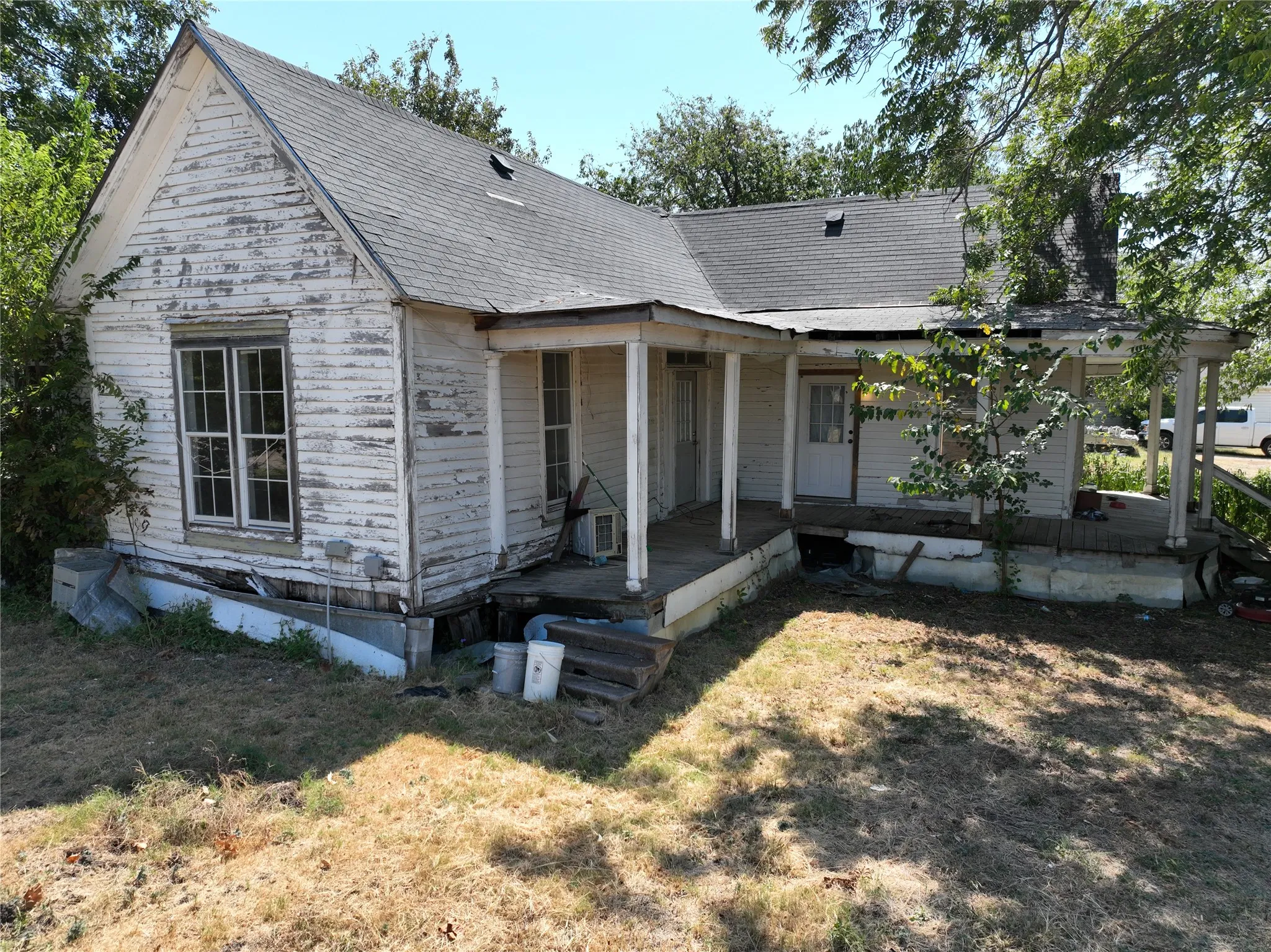 Single Family Residence For Sale in Hill County , 106 N Wesley Street, Itasca, Texas 76055, 5 Bedroom, 3 Bathroom, Garage spaces, 2,366 Sqft, built in 1900, mls#21372934, Real Estate Agent in Itasca, Homes For Sale in Hill county, Homes For Sale in Itasca, Realtor in Itasca Texas, Real Estate Brokerage Independent Realty Texas, Luminita Cordes Realtor