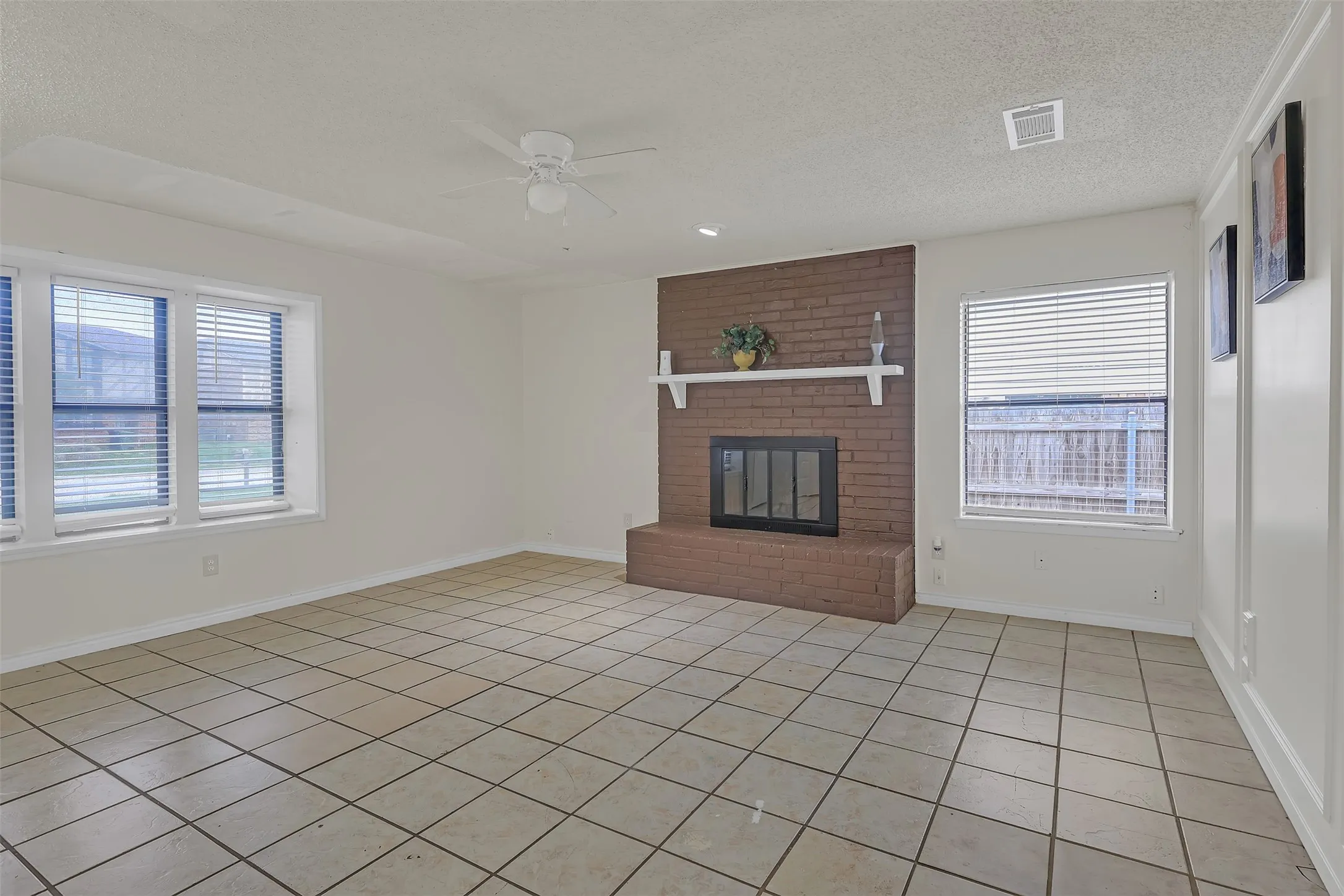 Duplex For Rent in Tarrant County , 919 Southmoor Drive, Arlington, Texas 76010, 2 Bedroom, 2 Bathroom, Garage spaces, 1,074 Sqft, built in 1979, mls#21372937, Real Estate Agent in Arlington, Homes For Rent in Tarrant county, Homes For Rent in Arlington, Realtor in Arlington Texas, Real Estate Brokerage Independent Realty Texas, Luminita Cordes Realtor