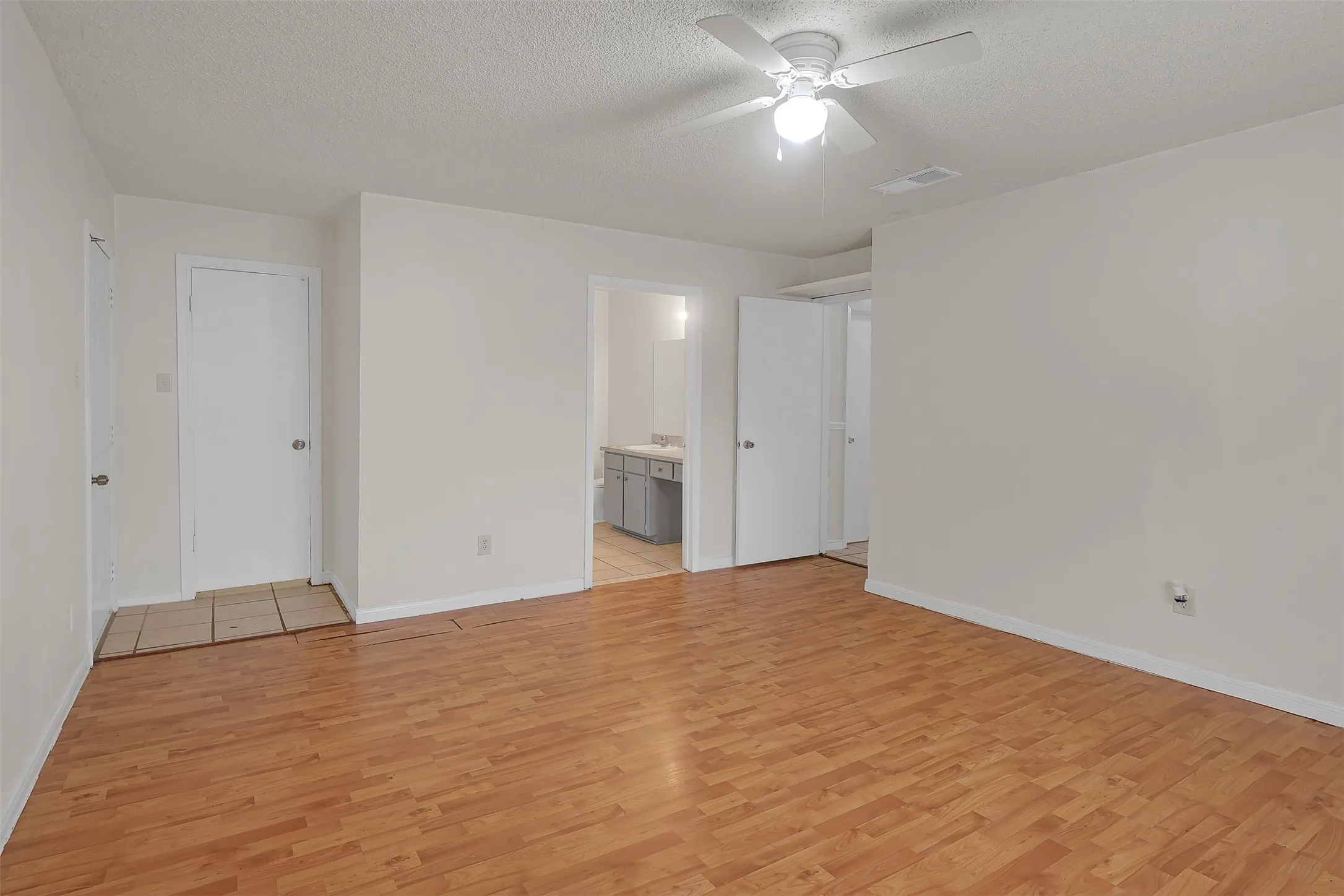 Duplex For Rent in Tarrant County , 919 Southmoor Drive, Arlington, Texas 76010, 2 Bedroom, 2 Bathroom, Garage spaces, 1,074 Sqft, built in 1979, mls#21372937, Real Estate Agent in Arlington, Homes For Rent in Tarrant county, Homes For Rent in Arlington, Realtor in Arlington Texas, Real Estate Brokerage Independent Realty Texas, Luminita Cordes Realtor