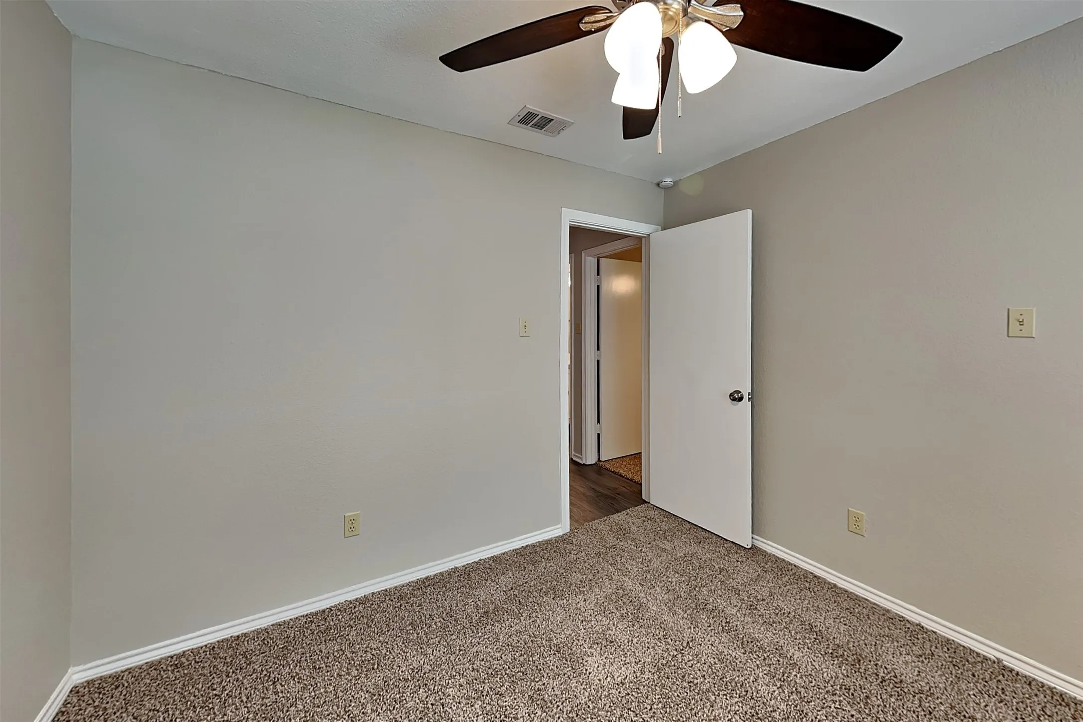 Single Family Residence For Rent in Denton County , 2613 Forestview Drive, Corinth, Texas 76210, 3 Bedroom, 2 Bathroom, 2 Garage spaces, 1,515 Sqft, built in 1986, mls#21372939, Real Estate Agent in Corinth, Homes For Rent in Denton county, Homes For Rent in Corinth, Realtor in Corinth Texas, Real Estate Brokerage Independent Realty Texas, Luminita Cordes Realtor