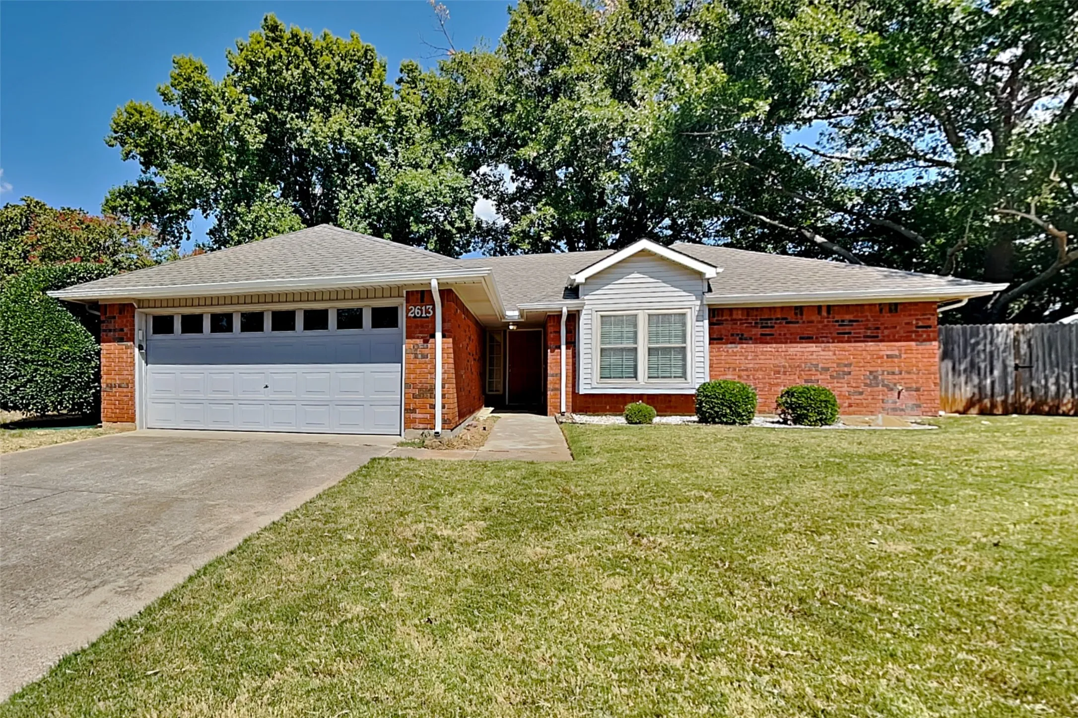 Single Family Residence For Rent in Denton County , 2613 Forestview Drive, Corinth, Texas 76210, 3 Bedroom, 2 Bathroom, 2 Garage spaces, 1,515 Sqft, built in 1986, mls#21372939, Real Estate Agent in Corinth, Homes For Rent in Denton county, Homes For Rent in Corinth, Realtor in Corinth Texas, Real Estate Brokerage Independent Realty Texas, Luminita Cordes Realtor