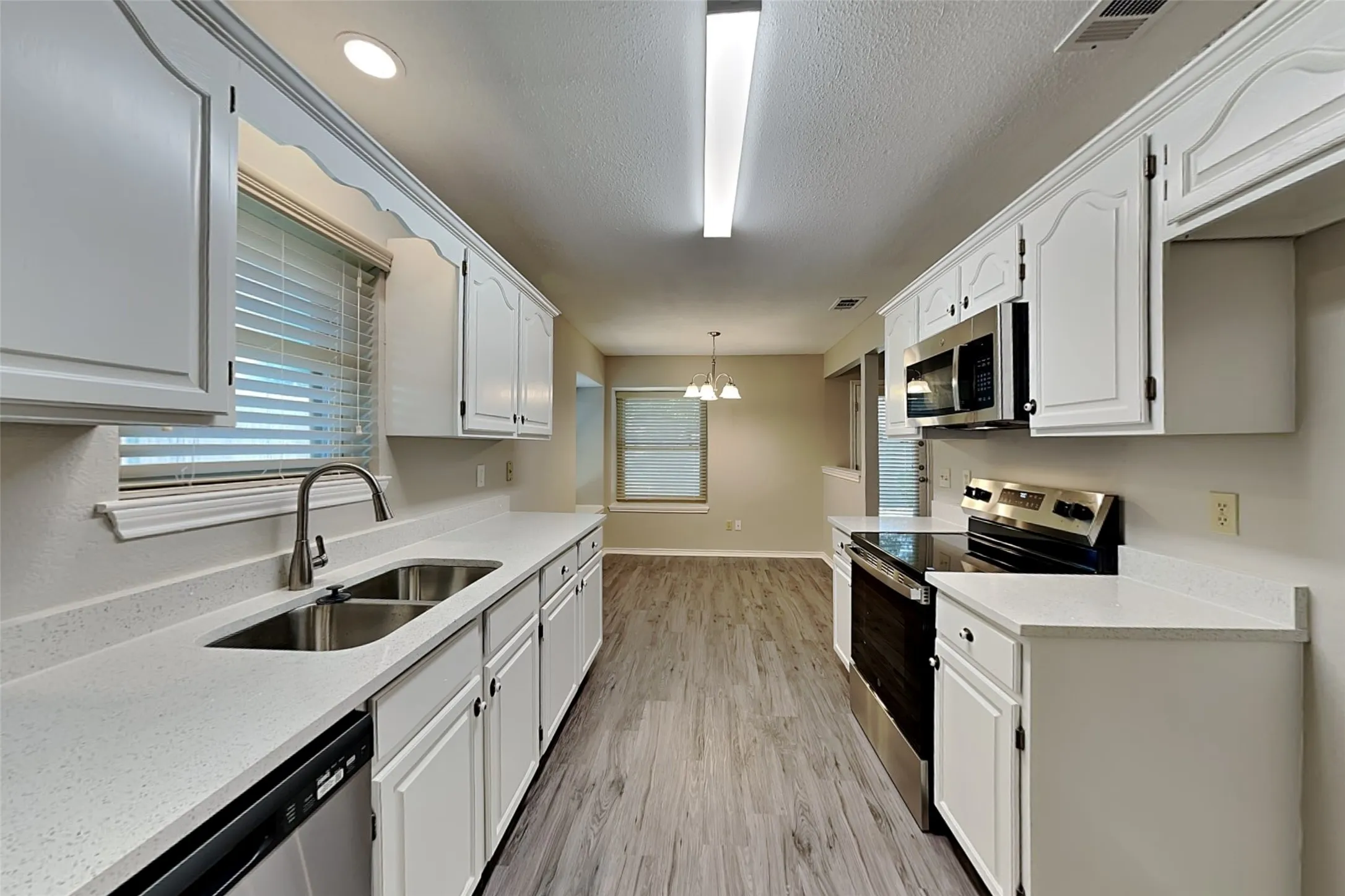 Single Family Residence For Rent in Denton County , 2613 Forestview Drive, Corinth, Texas 76210, 3 Bedroom, 2 Bathroom, 2 Garage spaces, 1,515 Sqft, built in 1986, mls#21372939, Real Estate Agent in Corinth, Homes For Rent in Denton county, Homes For Rent in Corinth, Realtor in Corinth Texas, Real Estate Brokerage Independent Realty Texas, Luminita Cordes Realtor