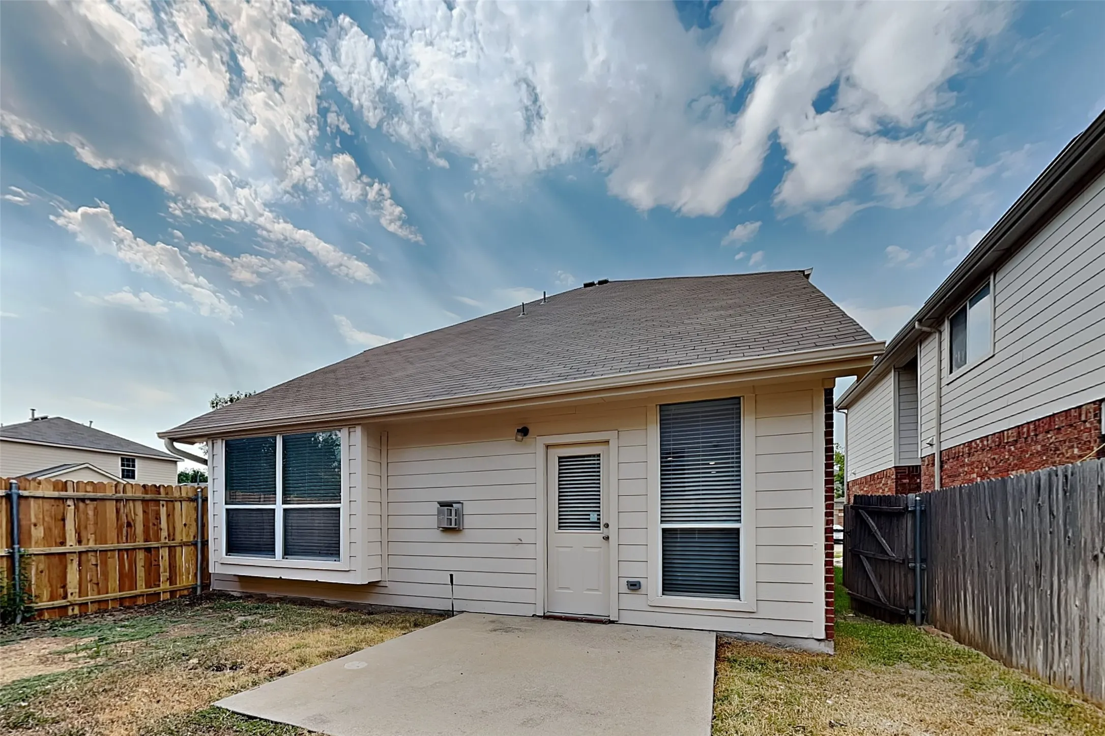 Single Family Residence For Rent in Tarrant County , 11800 Porcupine Drive, Fort Worth, Texas 76244, 4 Bedroom, 3 Bathroom, 2 Garage spaces, 2,320 Sqft, built in 2004, mls#21372946, Real Estate Agent in Fort Worth, Homes For Rent in Tarrant county, Homes For Rent in Fort Worth, Realtor in Fort Worth Texas, Real Estate Brokerage Independent Realty Texas, Luminita Cordes Realtor
