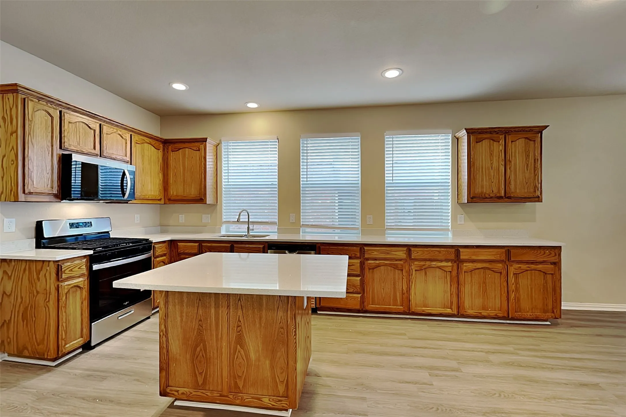 Single Family Residence For Rent in Tarrant County , 11800 Porcupine Drive, Fort Worth, Texas 76244, 4 Bedroom, 3 Bathroom, 2 Garage spaces, 2,320 Sqft, built in 2004, mls#21372946, Real Estate Agent in Fort Worth, Homes For Rent in Tarrant county, Homes For Rent in Fort Worth, Realtor in Fort Worth Texas, Real Estate Brokerage Independent Realty Texas, Luminita Cordes Realtor