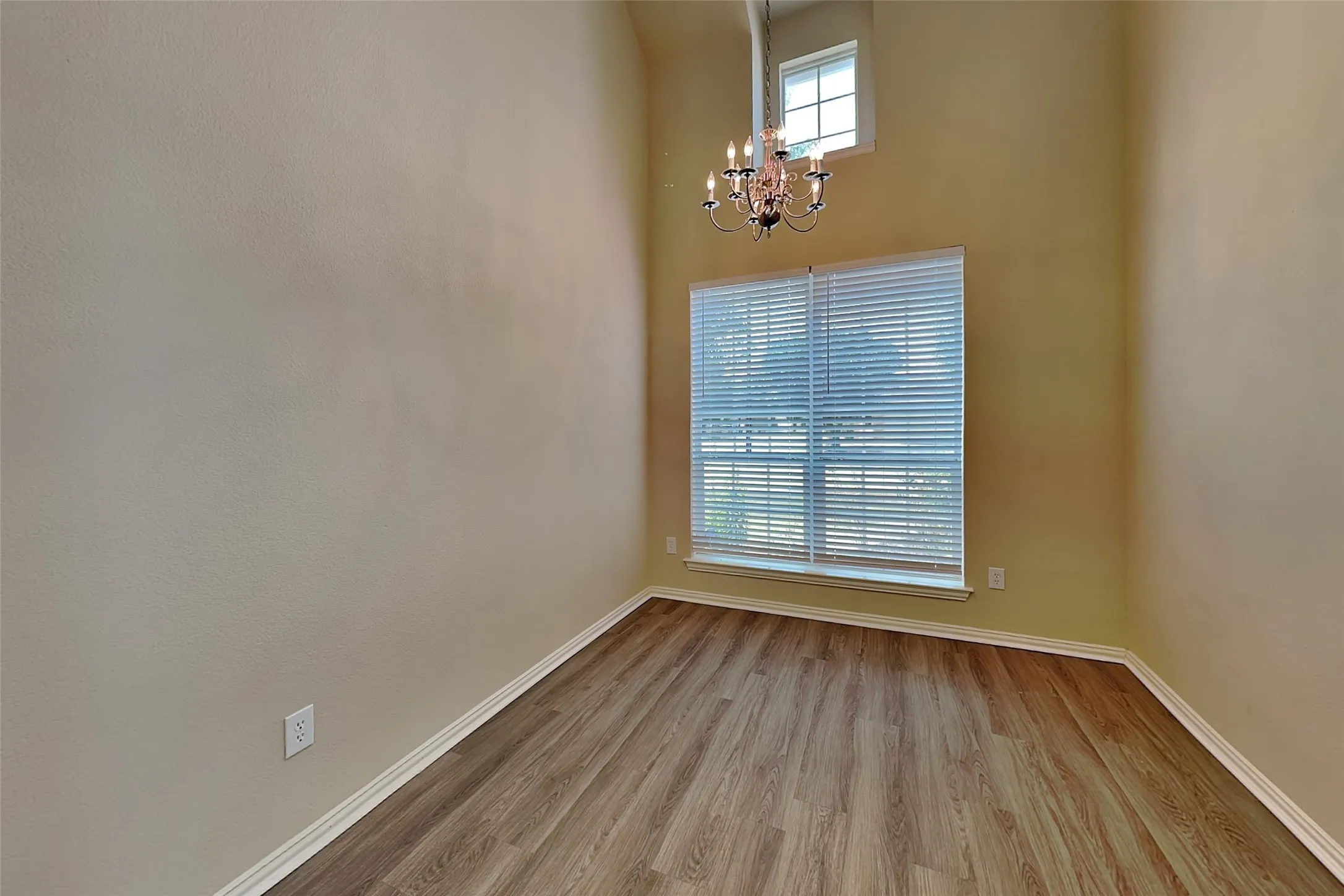 Single Family Residence For Rent in Tarrant County , 11800 Porcupine Drive, Fort Worth, Texas 76244, 4 Bedroom, 3 Bathroom, 2 Garage spaces, 2,320 Sqft, built in 2004, mls#21372946, Real Estate Agent in Fort Worth, Homes For Rent in Tarrant county, Homes For Rent in Fort Worth, Realtor in Fort Worth Texas, Real Estate Brokerage Independent Realty Texas, Luminita Cordes Realtor
