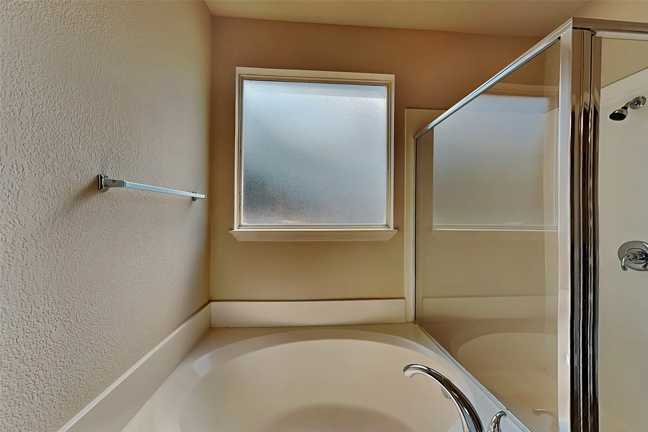 Single Family Residence For Rent in Tarrant County , 11800 Porcupine Drive, Fort Worth, Texas 76244, 4 Bedroom, 3 Bathroom, 2 Garage spaces, 2,320 Sqft, built in 2004, mls#21372946, Real Estate Agent in Fort Worth, Homes For Rent in Tarrant county, Homes For Rent in Fort Worth, Realtor in Fort Worth Texas, Real Estate Brokerage Independent Realty Texas, Luminita Cordes Realtor