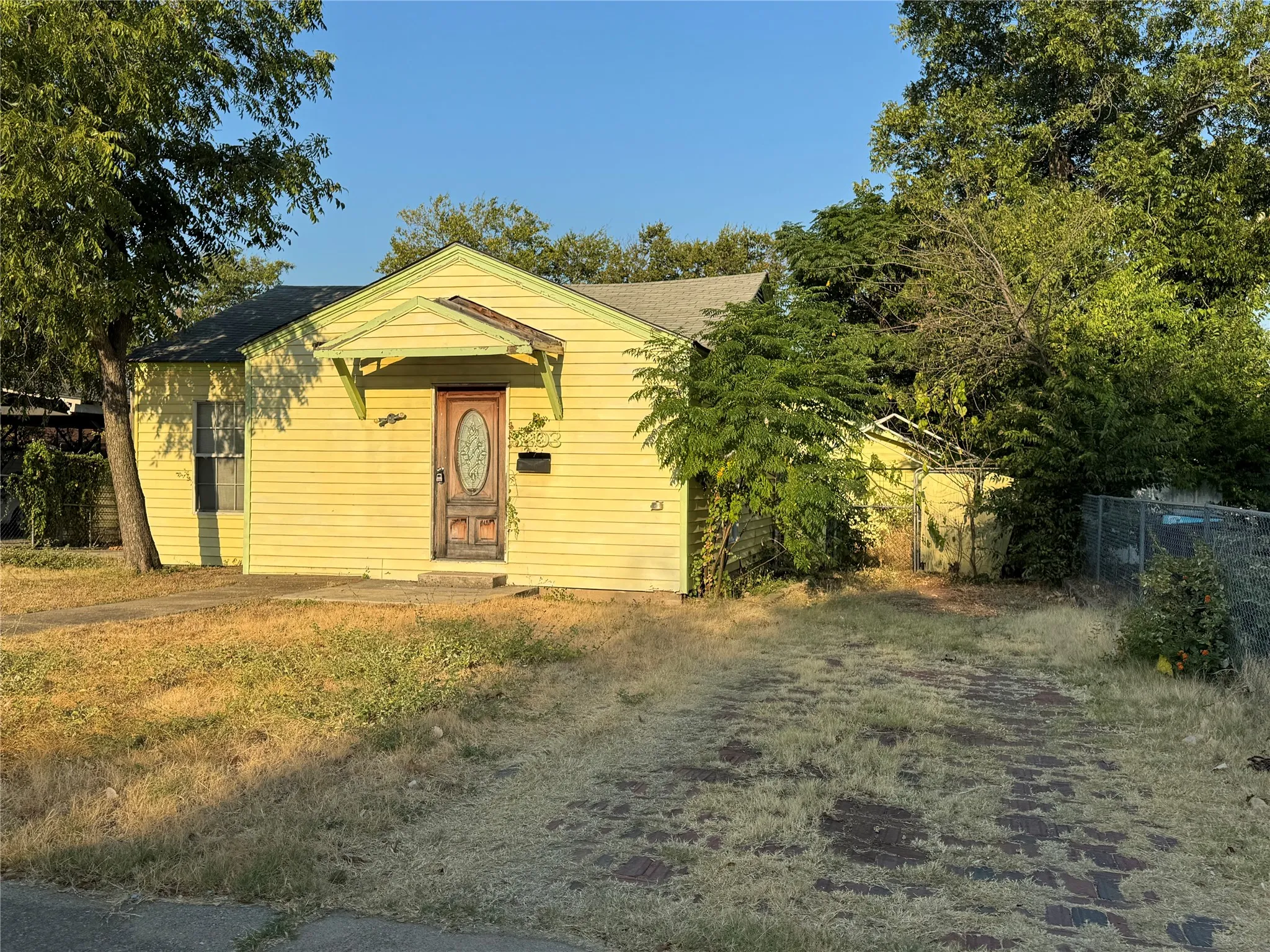 Single Family Residence For Sale in Tarrant County , 3203 Runnels Street, Fort Worth, Texas 76106, 2 Bedroom, 1 Bathroom, Garage spaces, 792 Sqft, built in 1946, mls#21372936, Real Estate Agent in Fort Worth, Homes For Sale in Tarrant county, Homes For Sale in Fort Worth, Realtor in Fort Worth Texas, Real Estate Brokerage Independent Realty Texas, Luminita Cordes Realtor